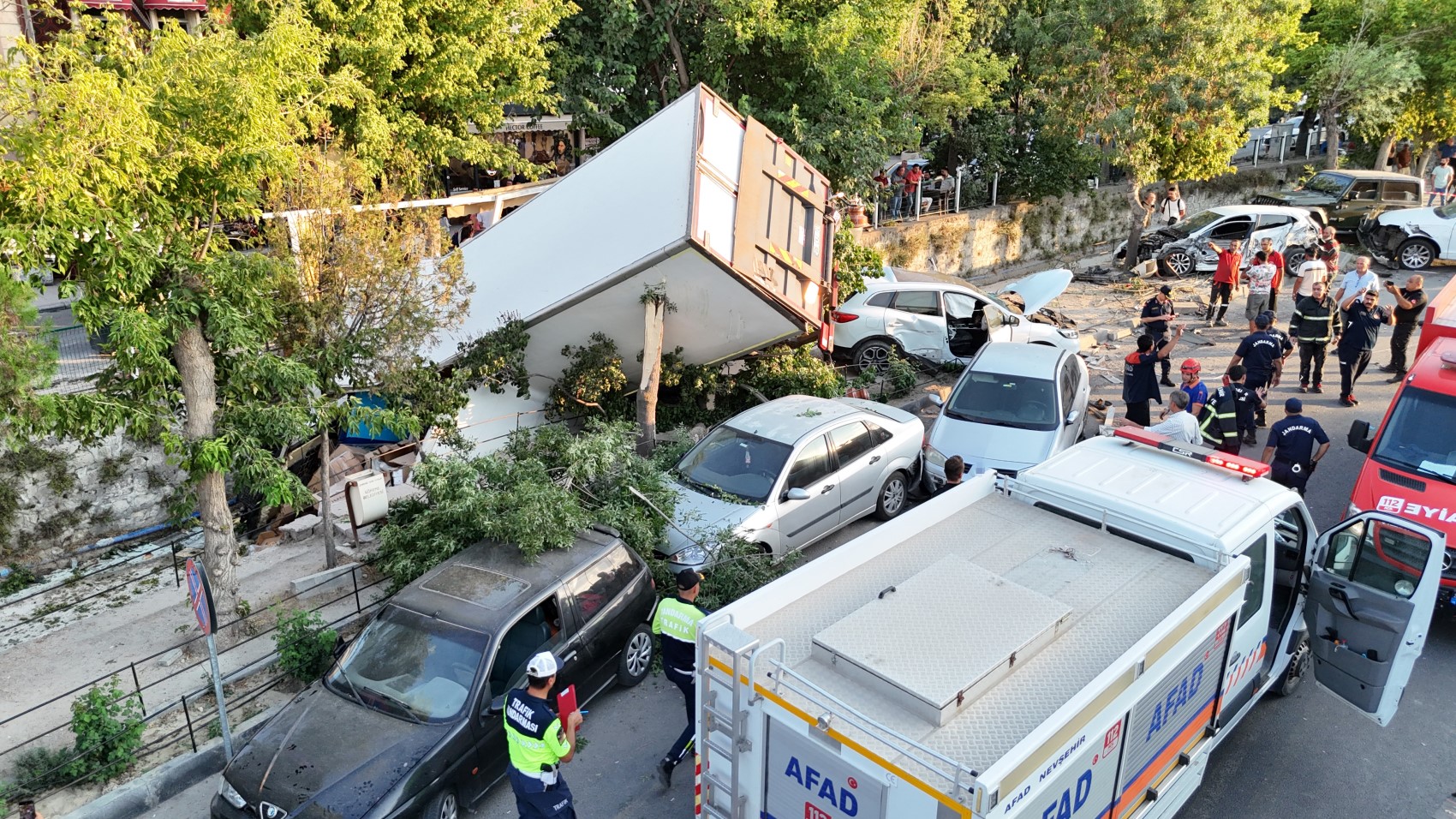 Freni patlayan kamyon 10 araca çarpıp, kanala düştü: 6 kişi yaralandı