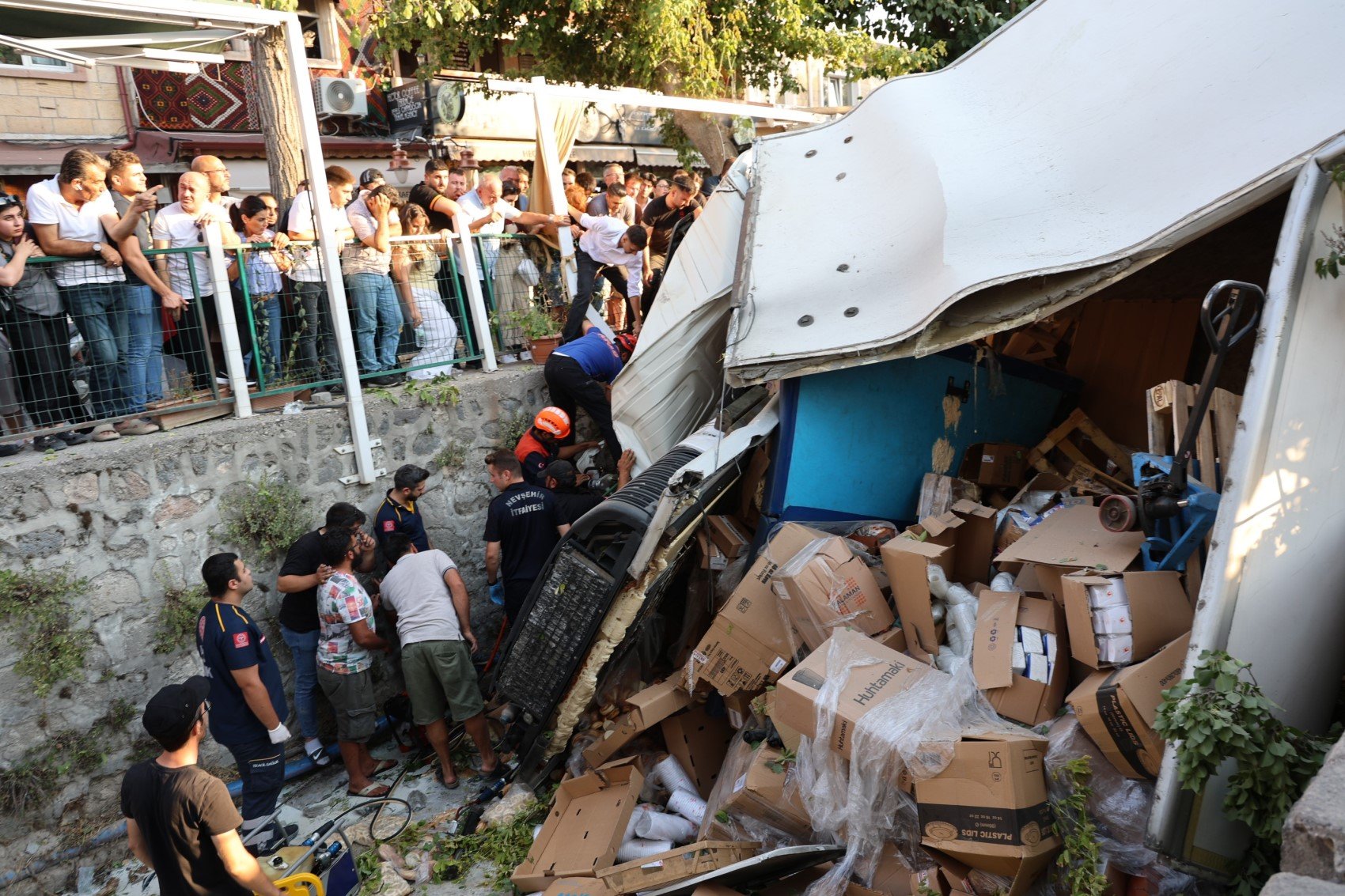 Freni patlayan kamyon 10 araca çarpıp, kanala düştü: 6 kişi yaralandı