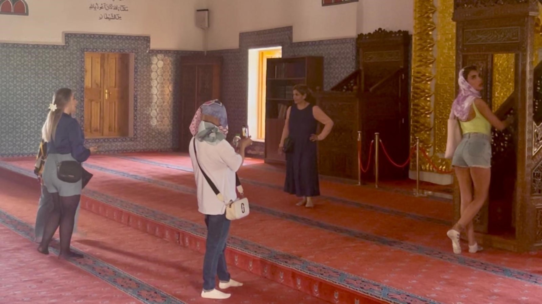 Van'ı karıştıran 'camideki kısa şortlu poz' tartışması sürüyor