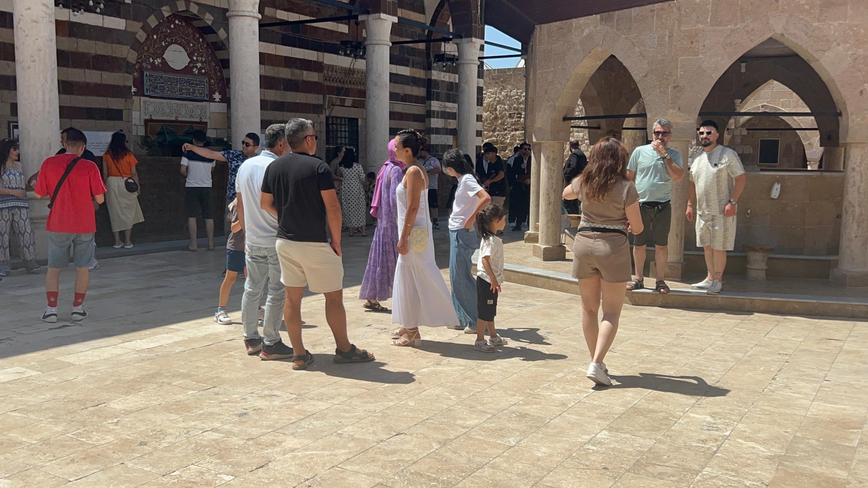 Van'ı karıştıran 'camideki kısa şortlu poz' tartışması sürüyor