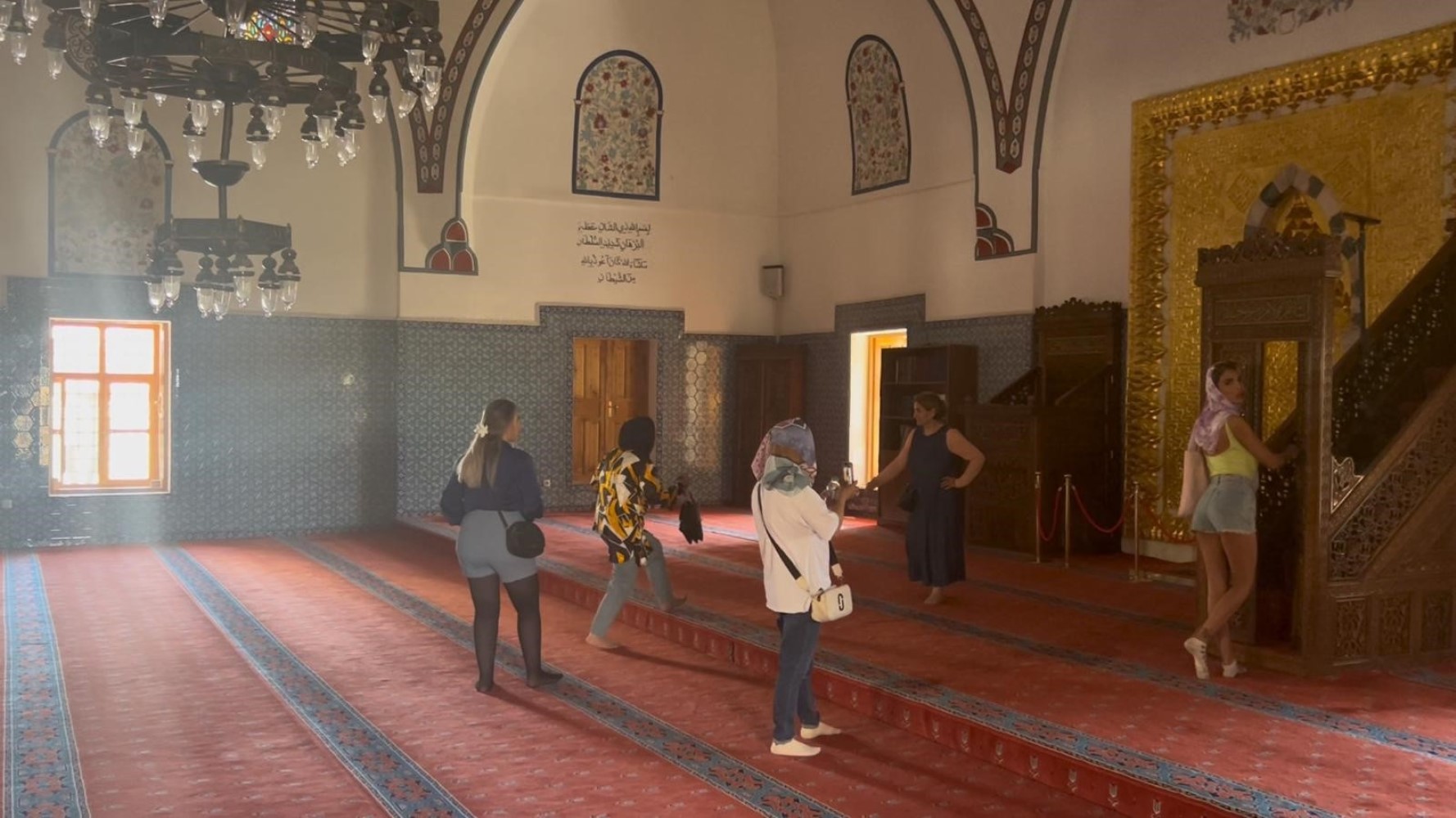 Van'ı karıştıran 'camideki kısa şortlu poz' tartışması sürüyor