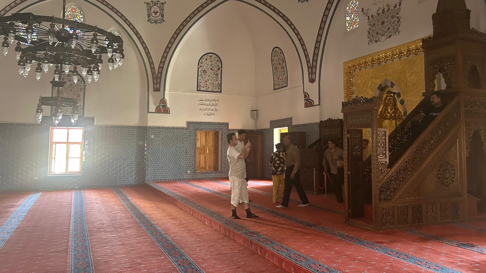 Van'ı karıştıran 'camideki kısa şortlu poz' tartışması sürüyor