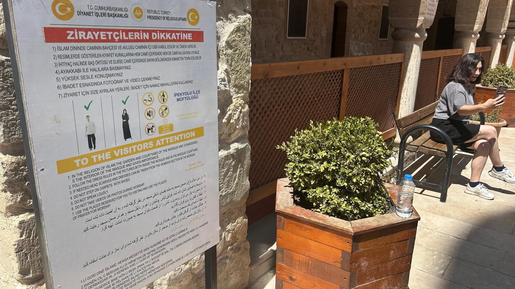 Van'ı karıştıran 'camideki kısa şortlu poz' tartışması sürüyor