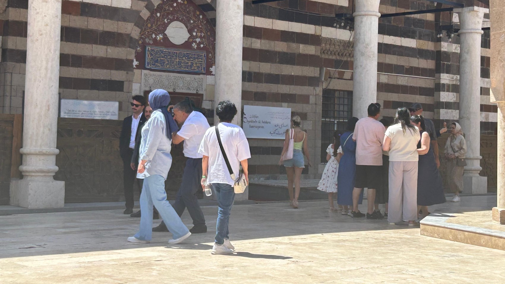 Van'ı karıştıran 'camideki kısa şortlu poz' tartışması sürüyor