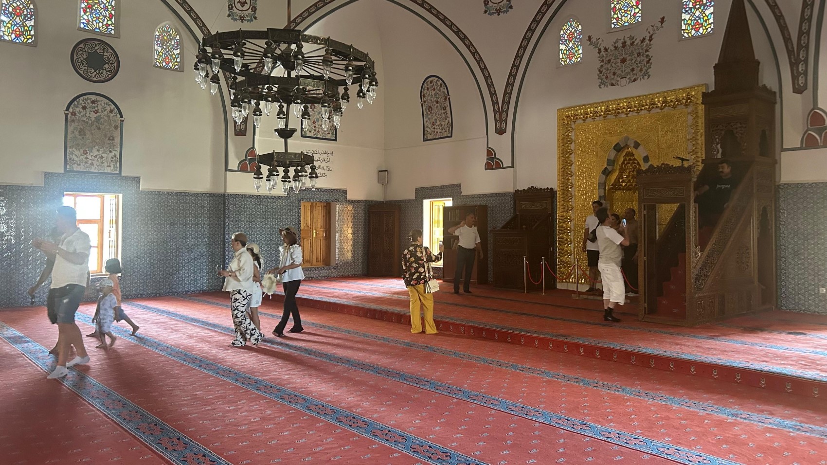 Van'ı karıştıran 'camideki kısa şortlu poz' tartışması sürüyor