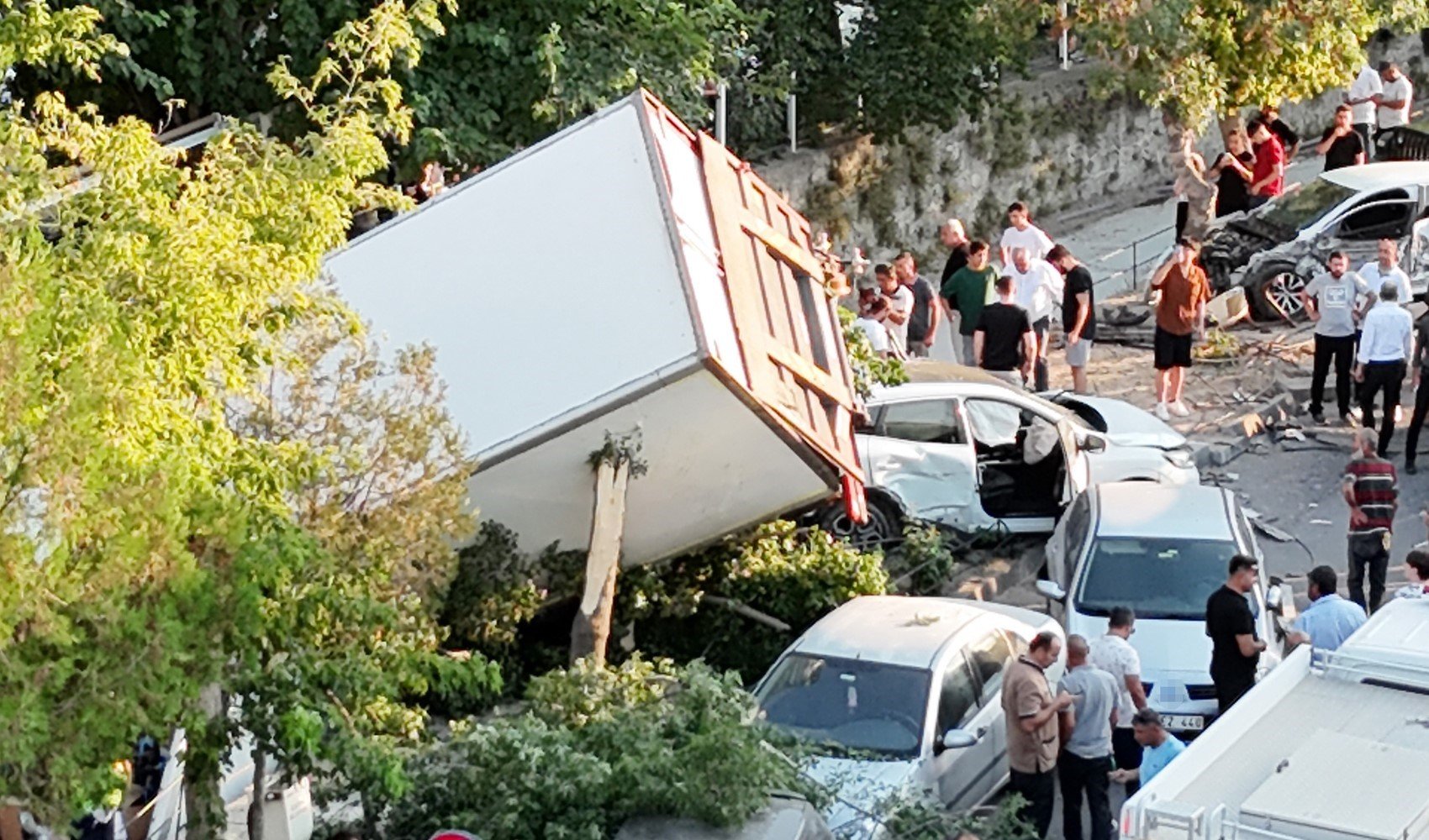 Freni patlayan kamyon 10 araca çarpıp, kanala düştü Freni patlayan kamyon 10 araca çarpıp, kanala düştü