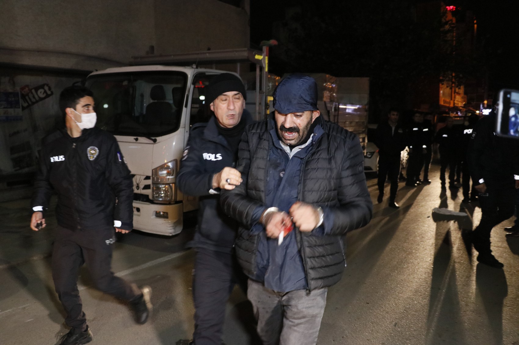 Firari suçludan yüzünü bıçakladığı kadına mesaj: Affına sığınıyorum