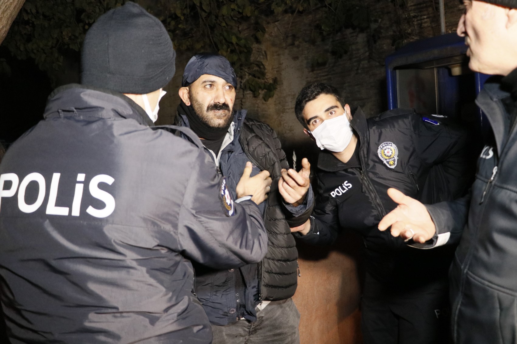 Firari suçludan yüzünü bıçakladığı kadına mesaj: Affına sığınıyorum