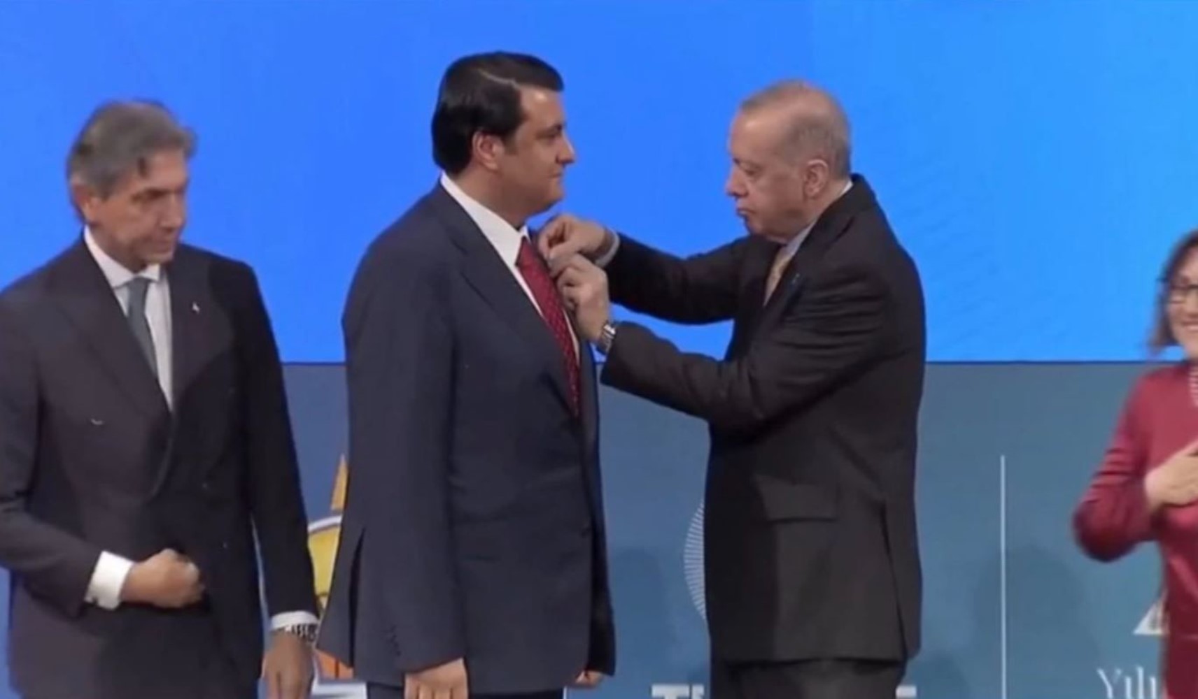 Erdoğan'ın rozetini taktığı Umut Yılmaz AKP'ye çabuk alıştı! Övgüler yağdırdı