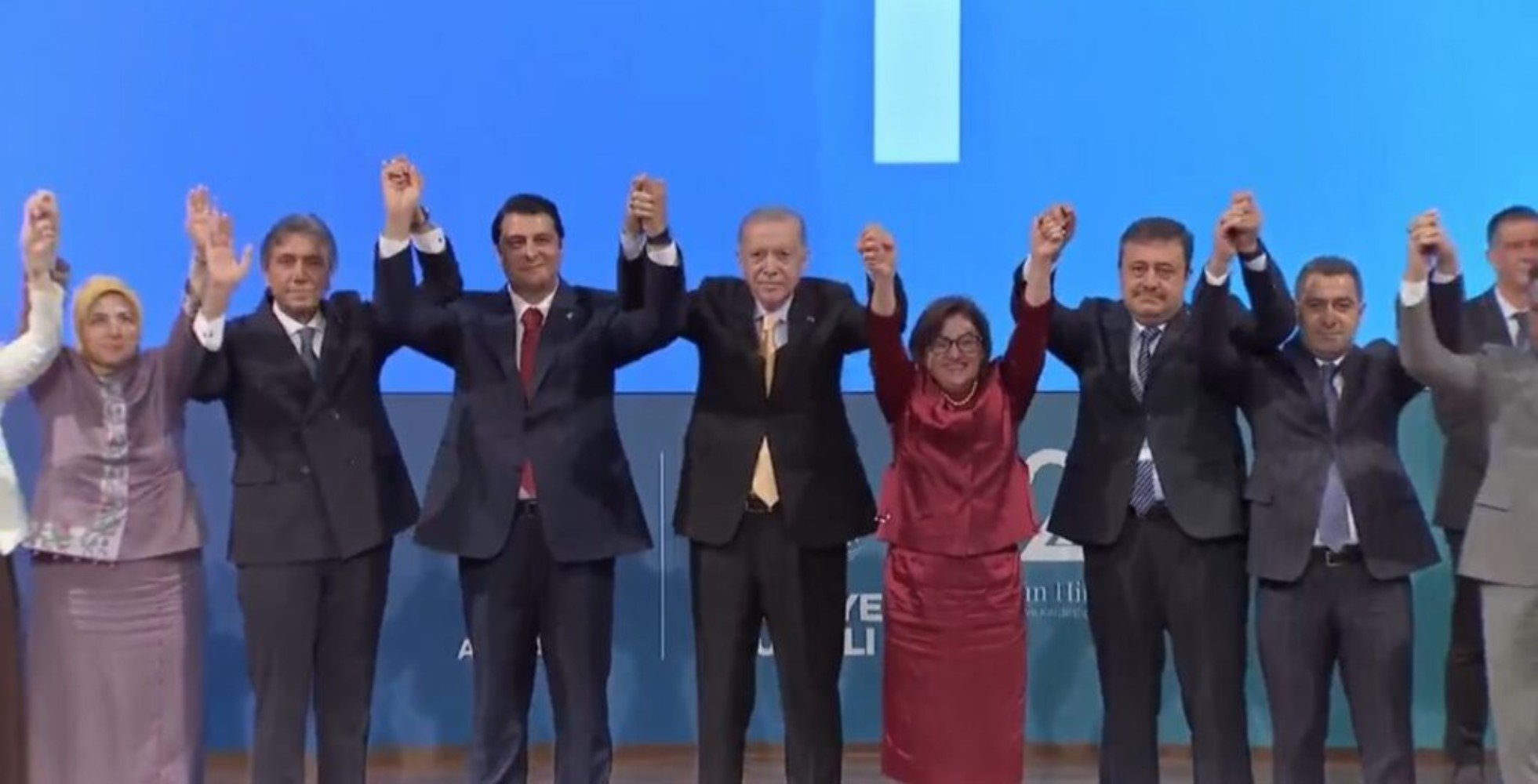 Erdoğan'ın rozetini taktığı Umut Yılmaz AKP'ye çabuk alıştı! Övgüler yağdırdı