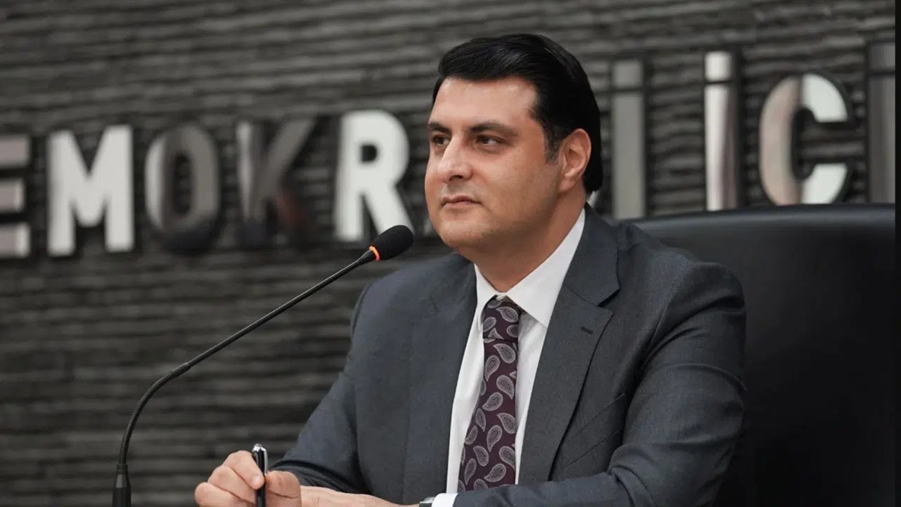 Erdoğan'ın rozetini taktığı Umut Yılmaz AKP'ye çabuk alıştı! Övgüler yağdırdı