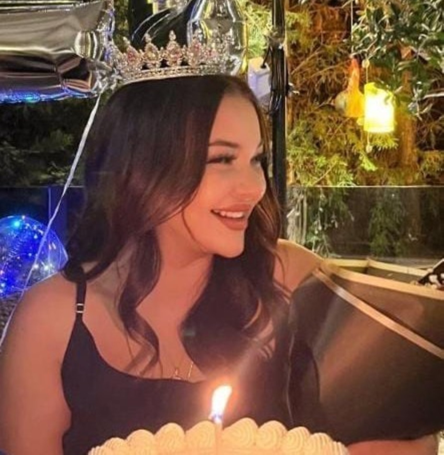 Nişanlı çift ağaca saplanan otomobilde can verdi