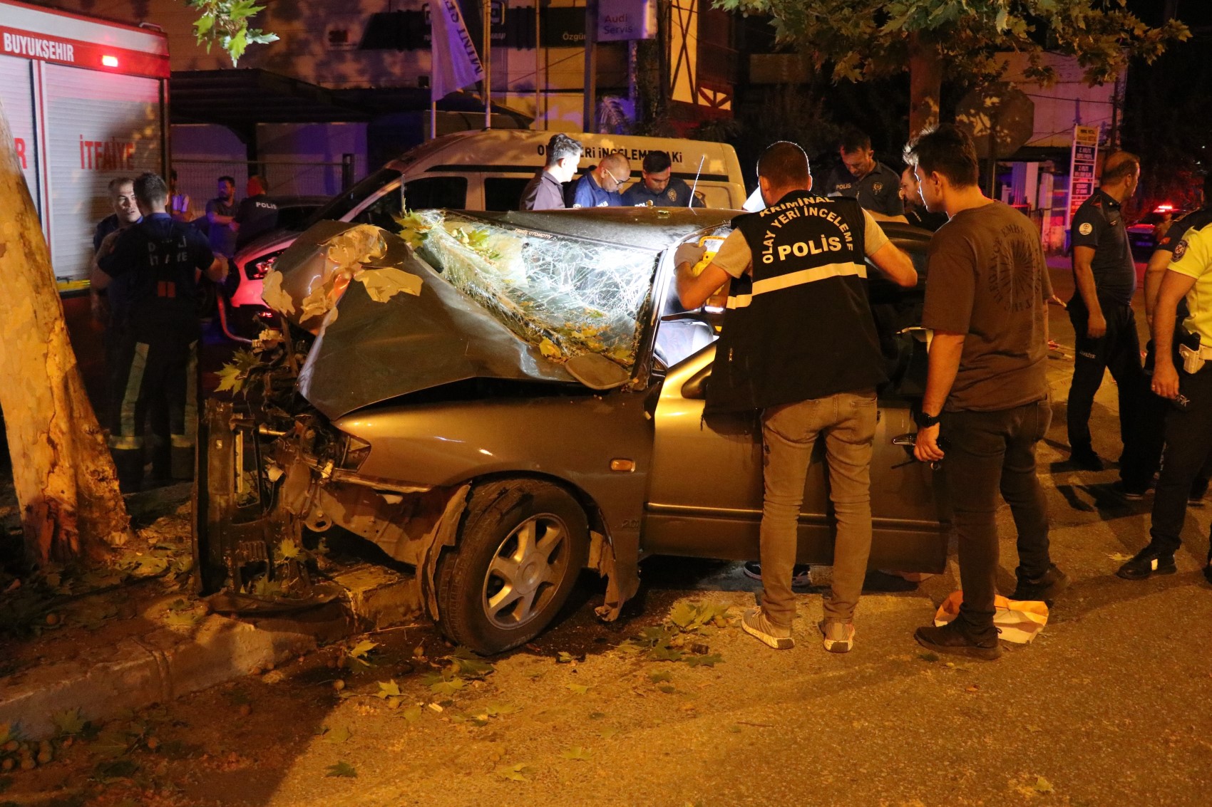 Nişanlı çift ağaca saplanan otomobilde can verdi