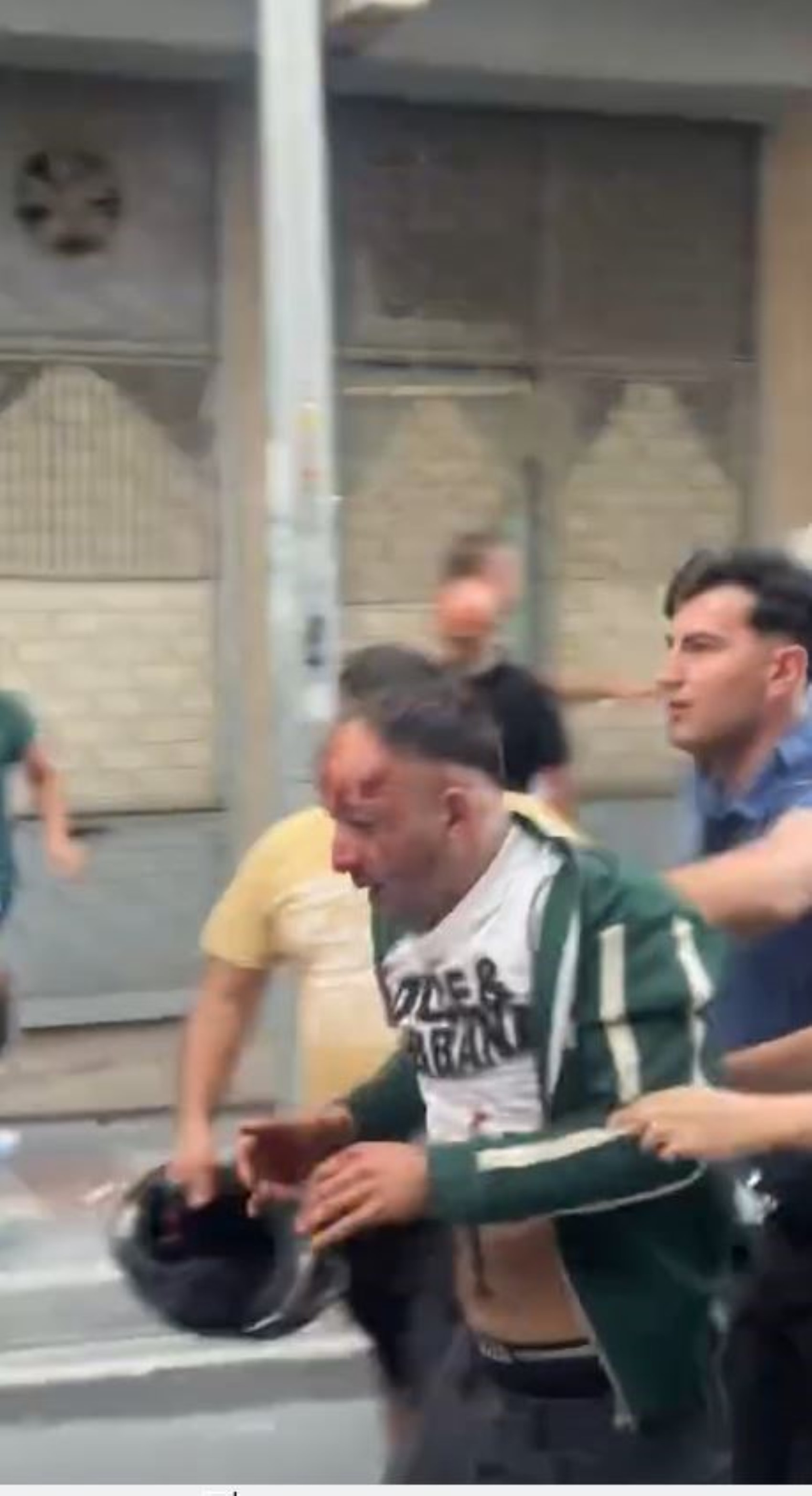 Bağcılar’da kadını bıçaklayan şahsı vatandaşlar linç etti