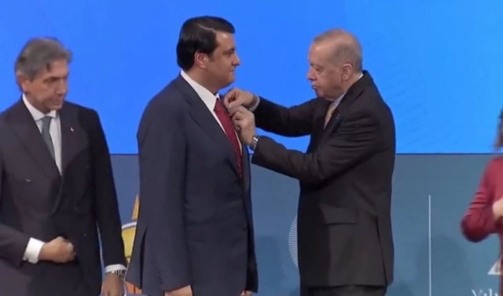 Erdoğan'ın rozetini taktığı Umut Yılmaz AKP'ye çabuk alıştı! Övgüler yağdırdı