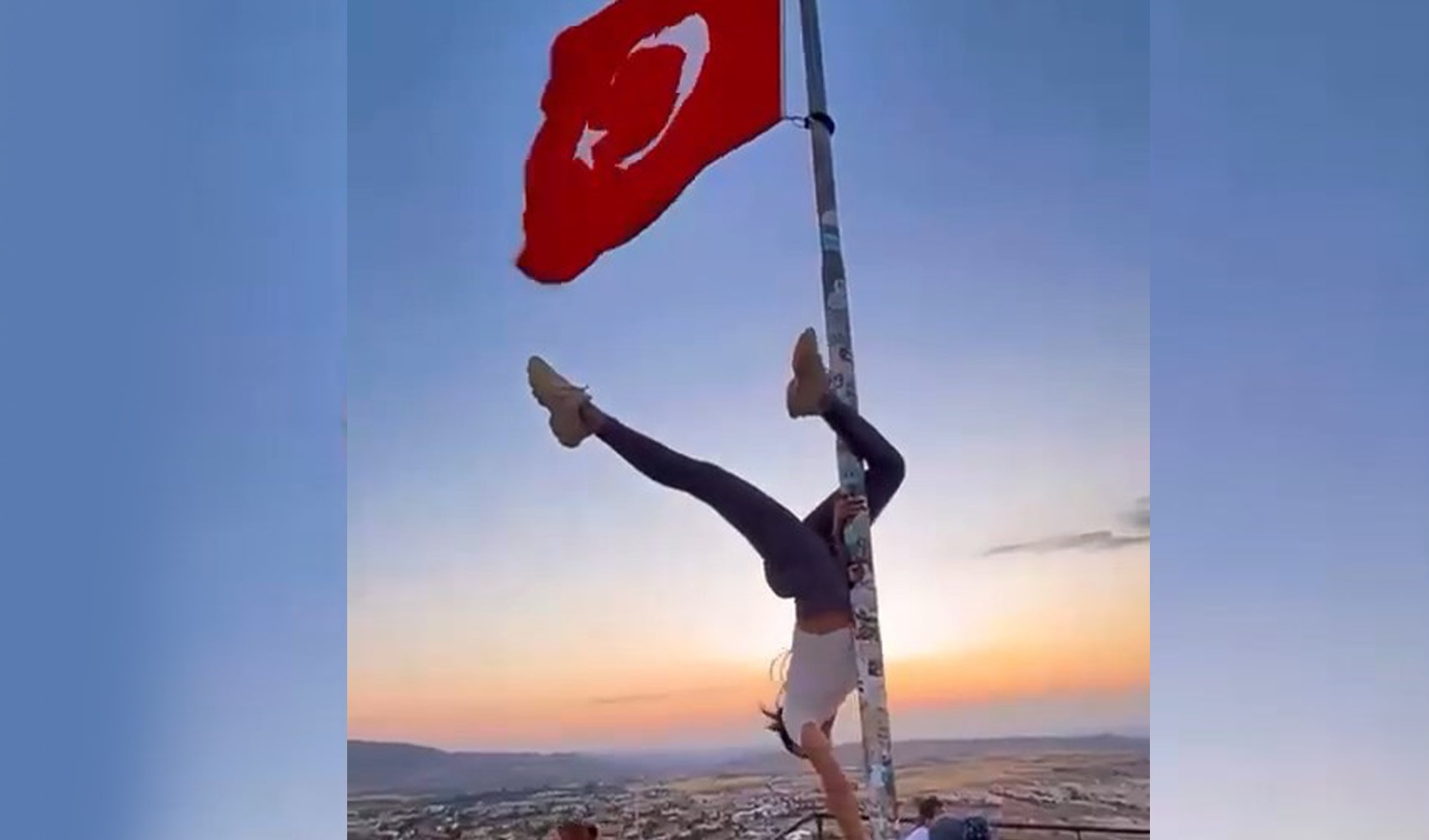 Bayrak direğine saygısızlık tepkilere neden oldu