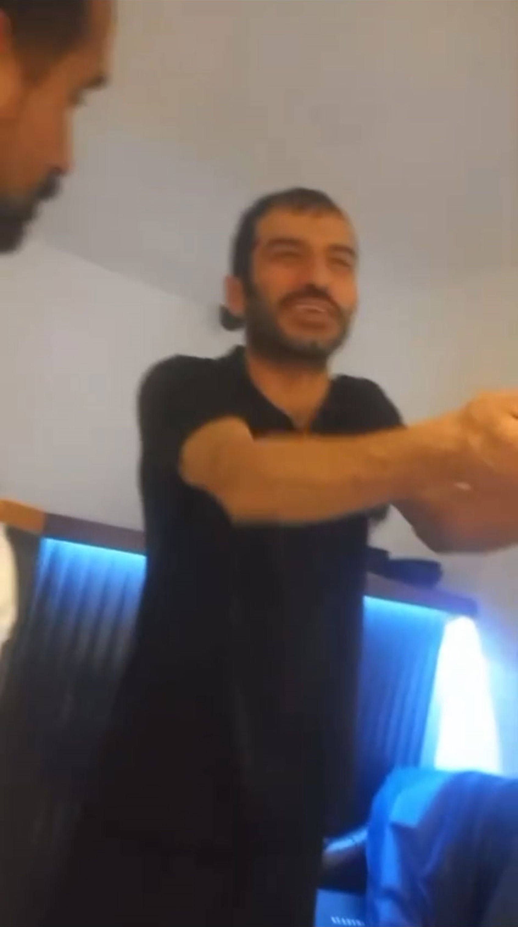 Ezel'in Ramiz Dayı'sından restoran baskını! Haftalık haraç talep etmiş...