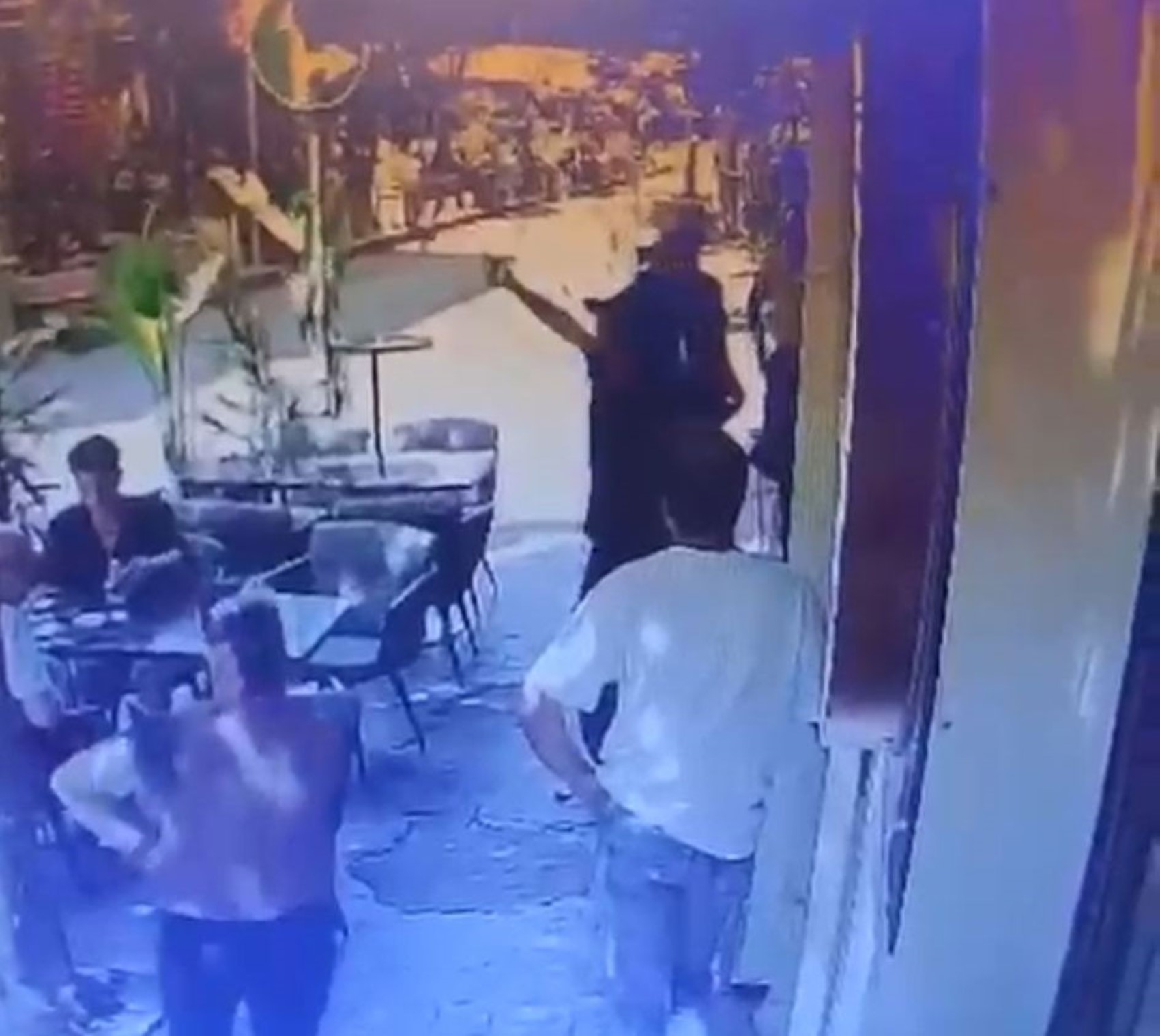Ezel'in Ramiz Dayı'sından restoran baskını! Haftalık haraç talep etmiş...