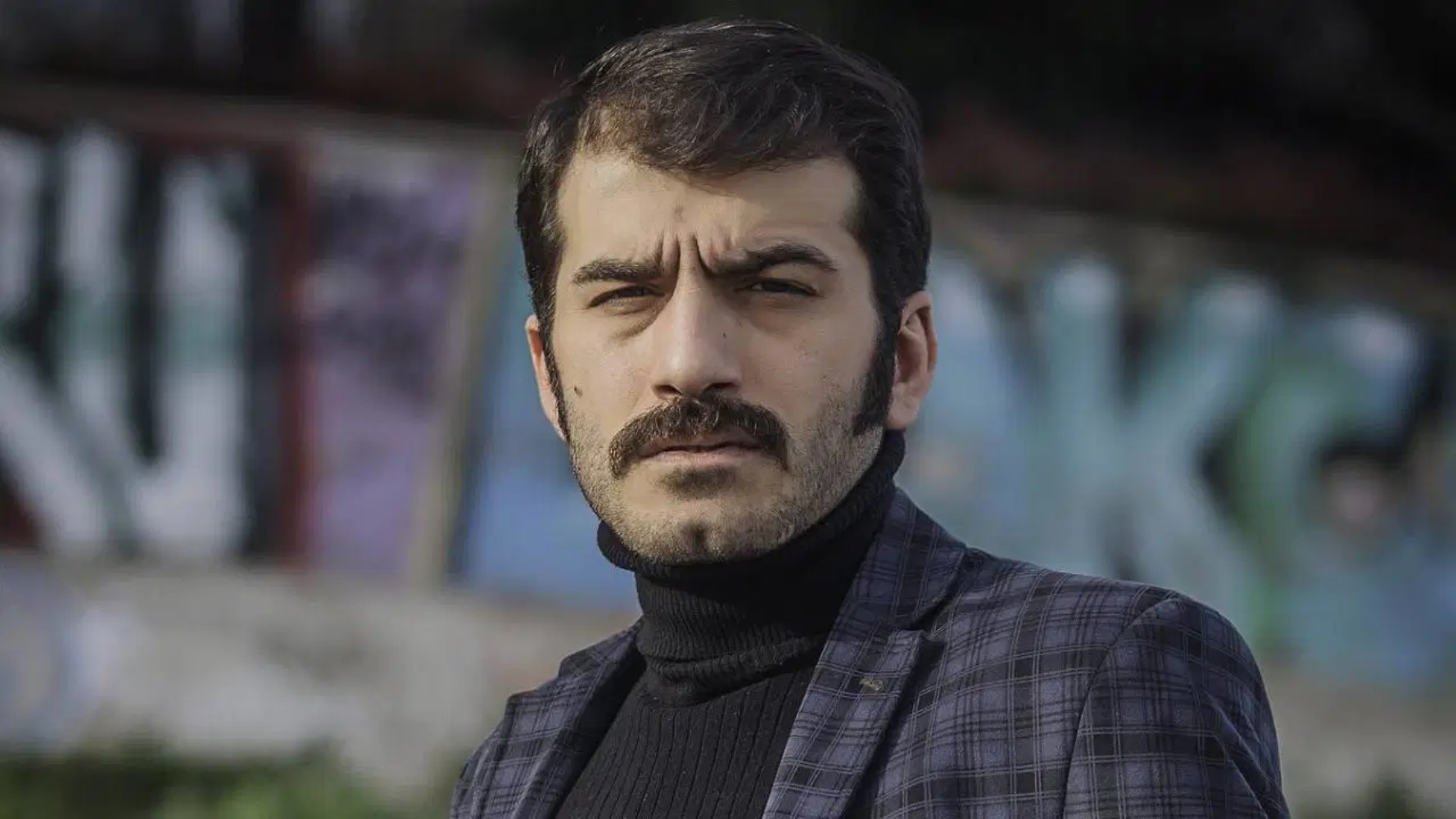 Ezel'in Ramiz Dayı'sından restoran baskını! Haftalık haraç talep etmiş...