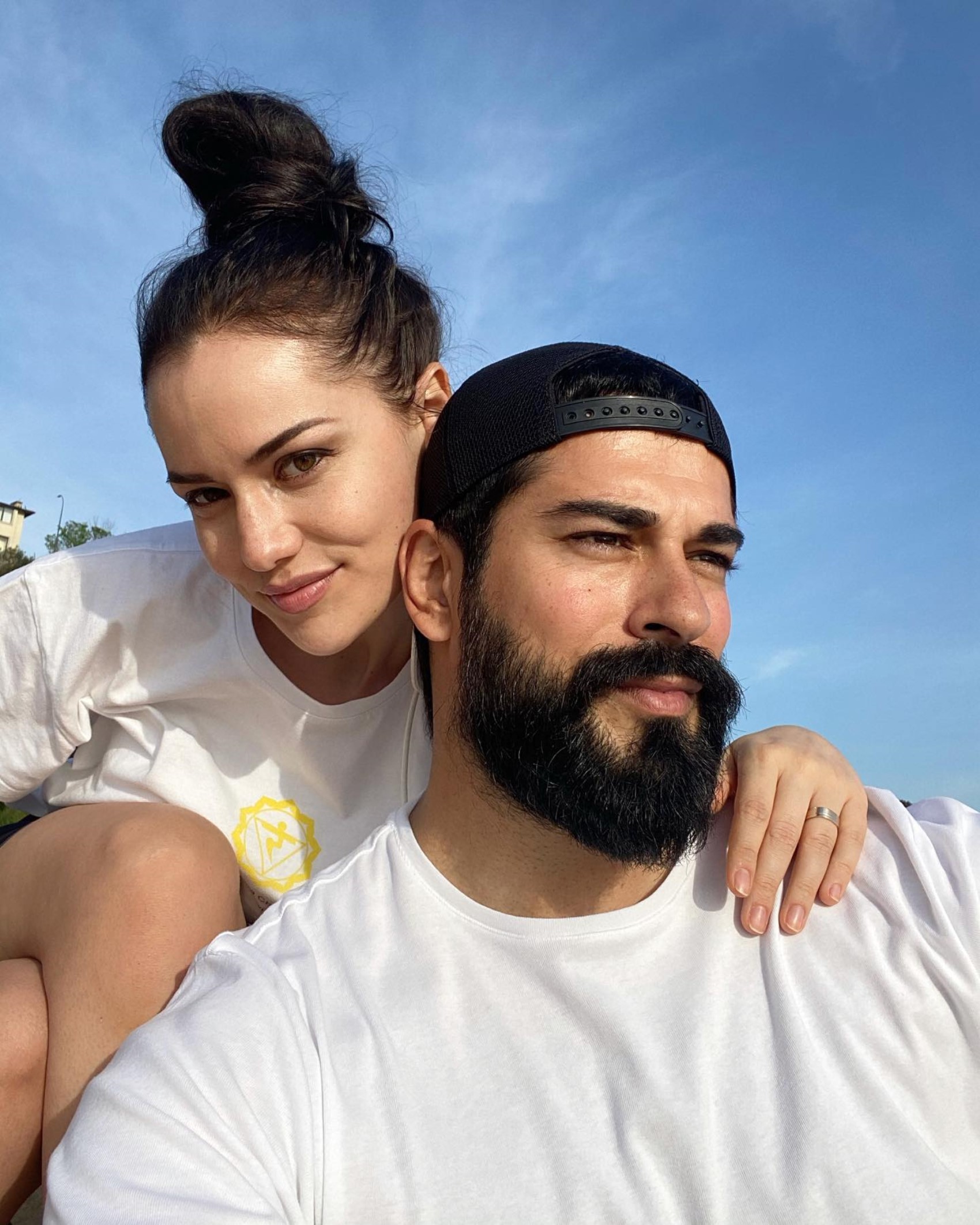 Fahriye Evcen ve Burak Özçivit ‘şiddet’ iddialarından sonra sessizliğini bozdu