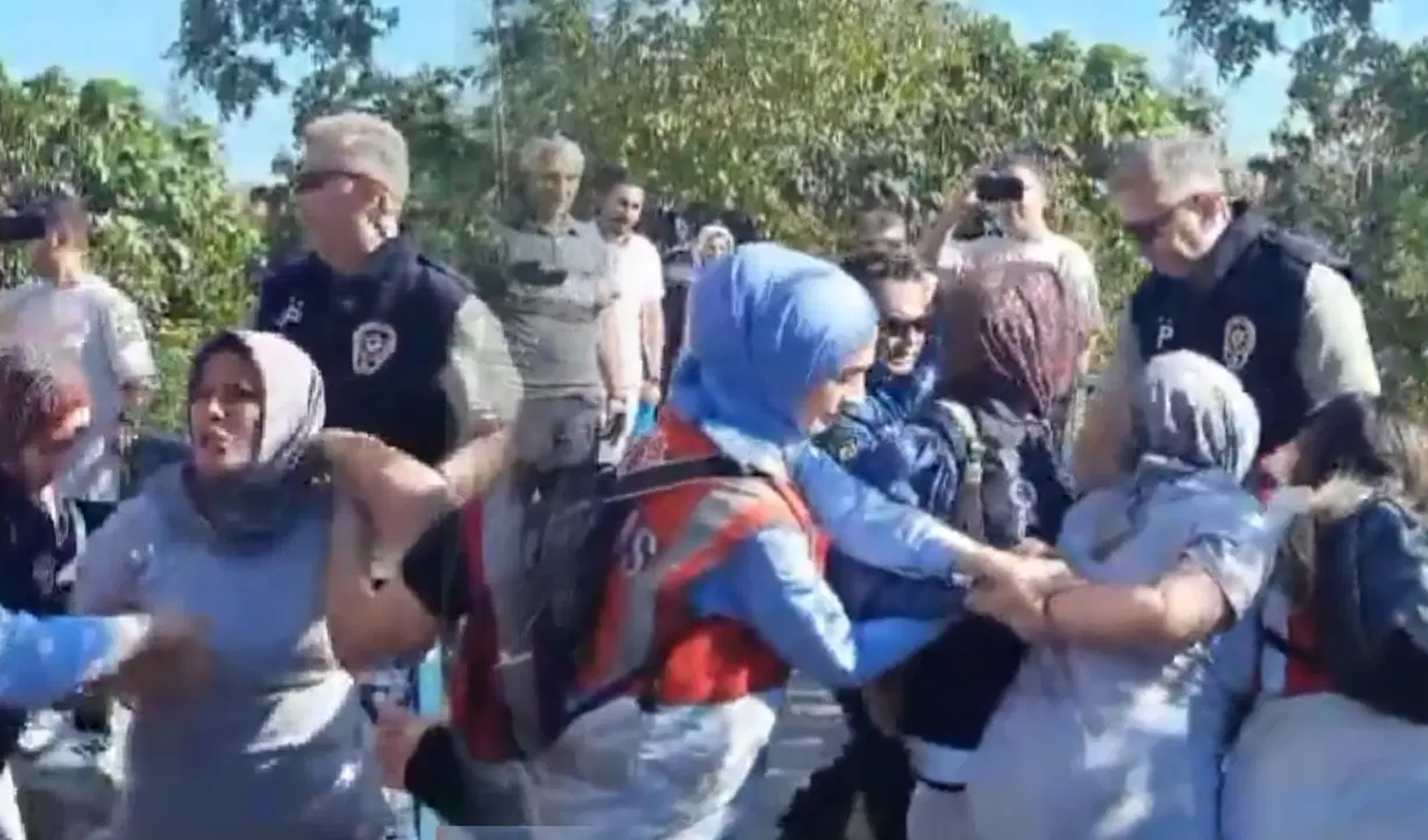 Ümraniye'de kentsel dönüşüm gerilimi: Topağacı Mahallesi'nde yurttaşlara polis müdahalesi Ümraniye'de kentsel dönüşüm gerilimi: Topağacı Mahallesi'nde yurttaşlara polis müdahalesi