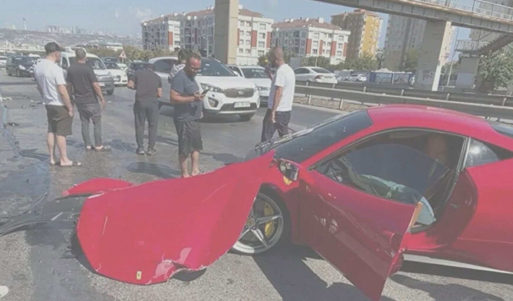 Büyükçekmece'de kazaya karışan Ferrari'yi futbolcu satın aldı