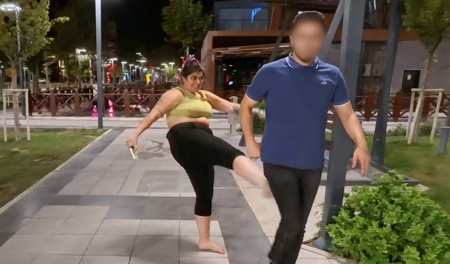 'Tecavüz ediyorlar' diye çığlık attı, yardıma gelenleri darbetti