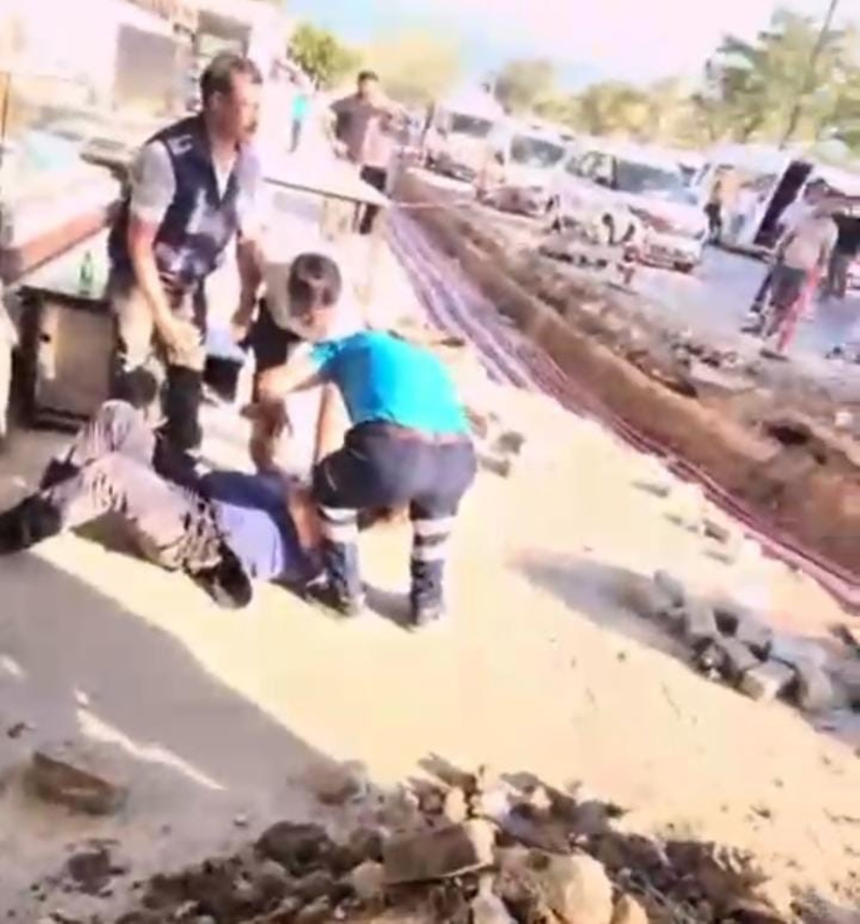 Kafeterya yıkımında ortalık karıştı: Bir polis yaralı