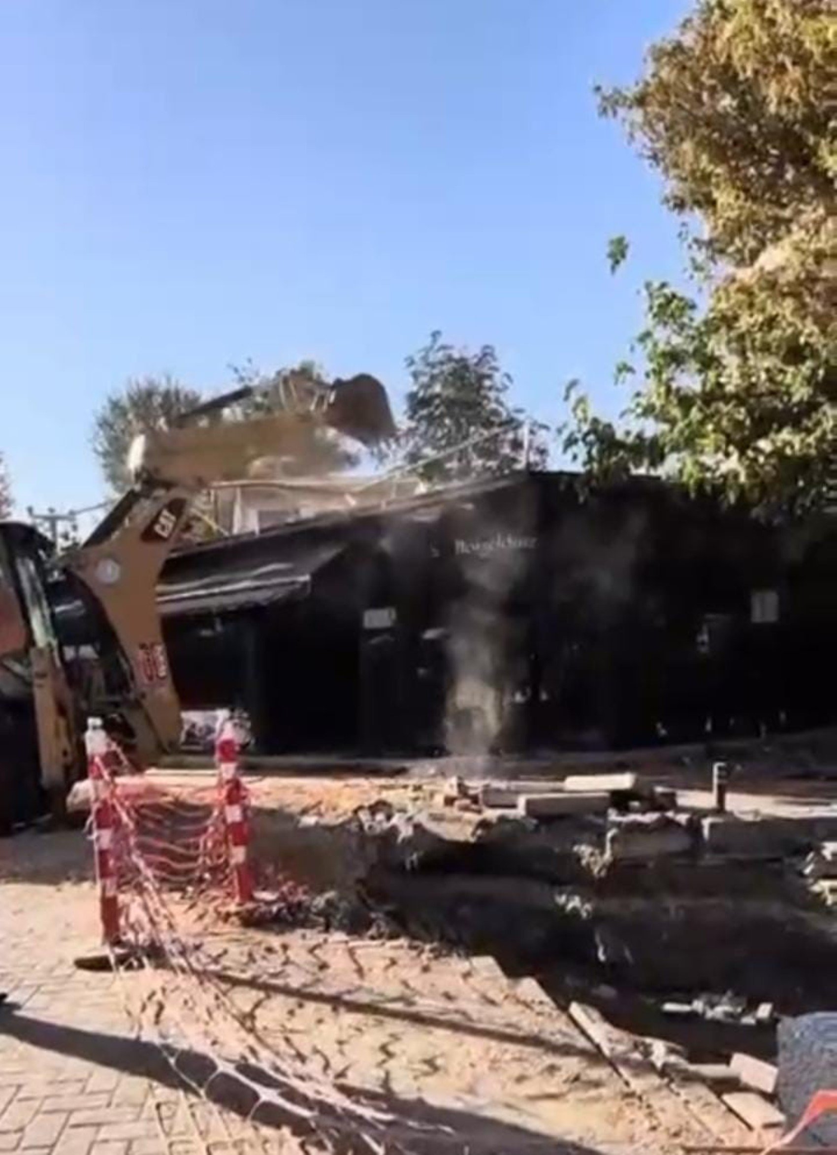 Kafeterya yıkımında ortalık karıştı: Bir polis yaralı