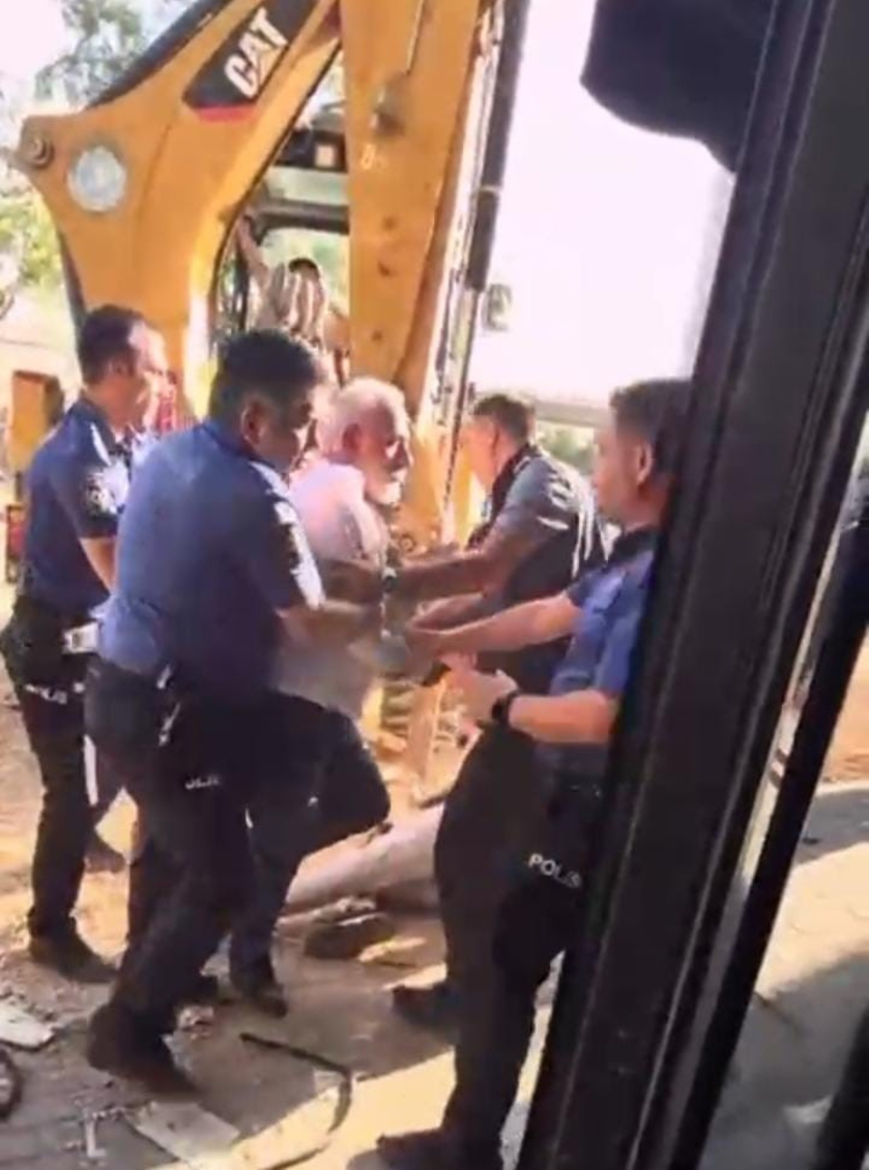 Kafeterya yıkımında ortalık karıştı: Bir polis yaralı