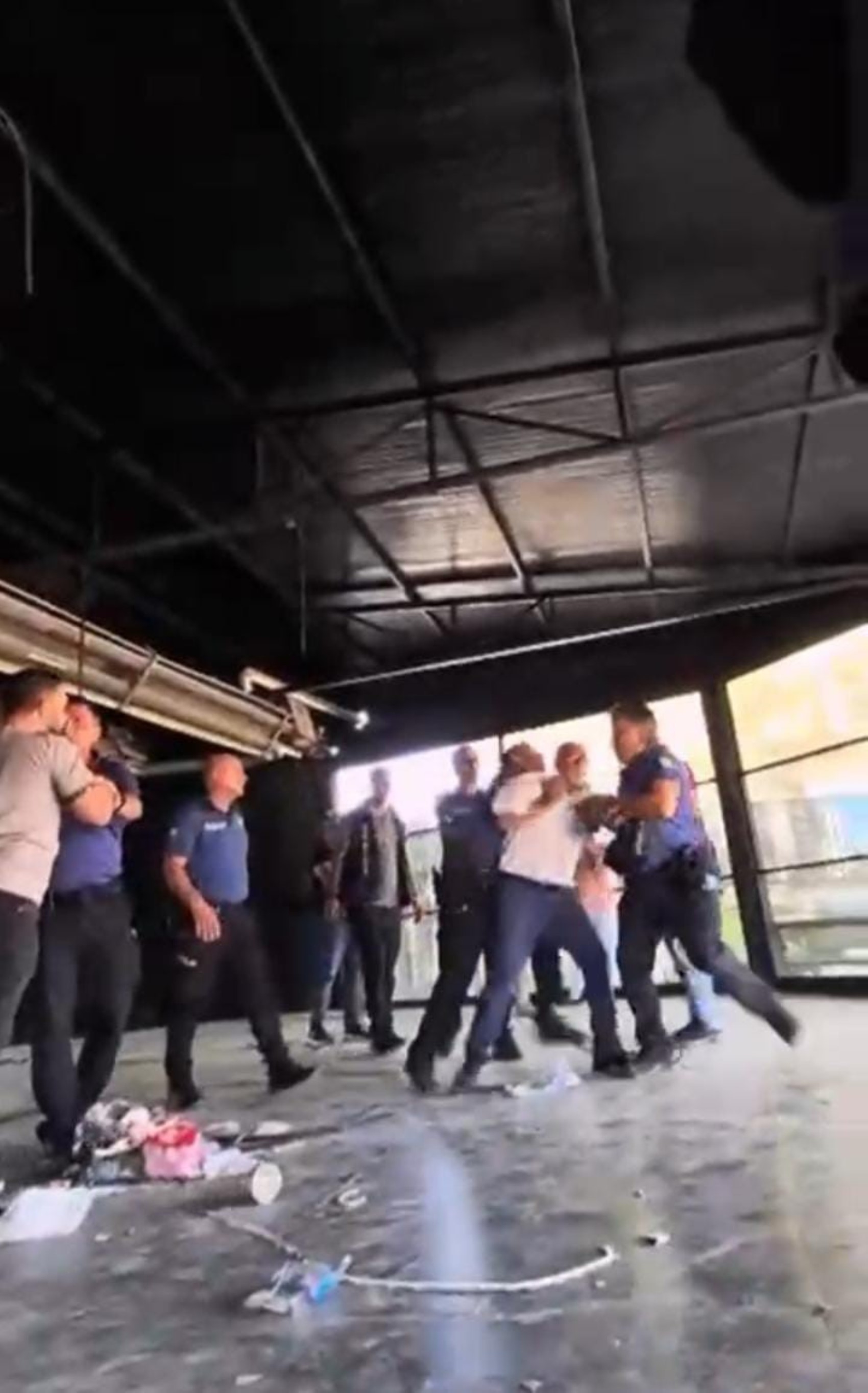 Kafeterya yıkımında ortalık karıştı: Bir polis yaralı