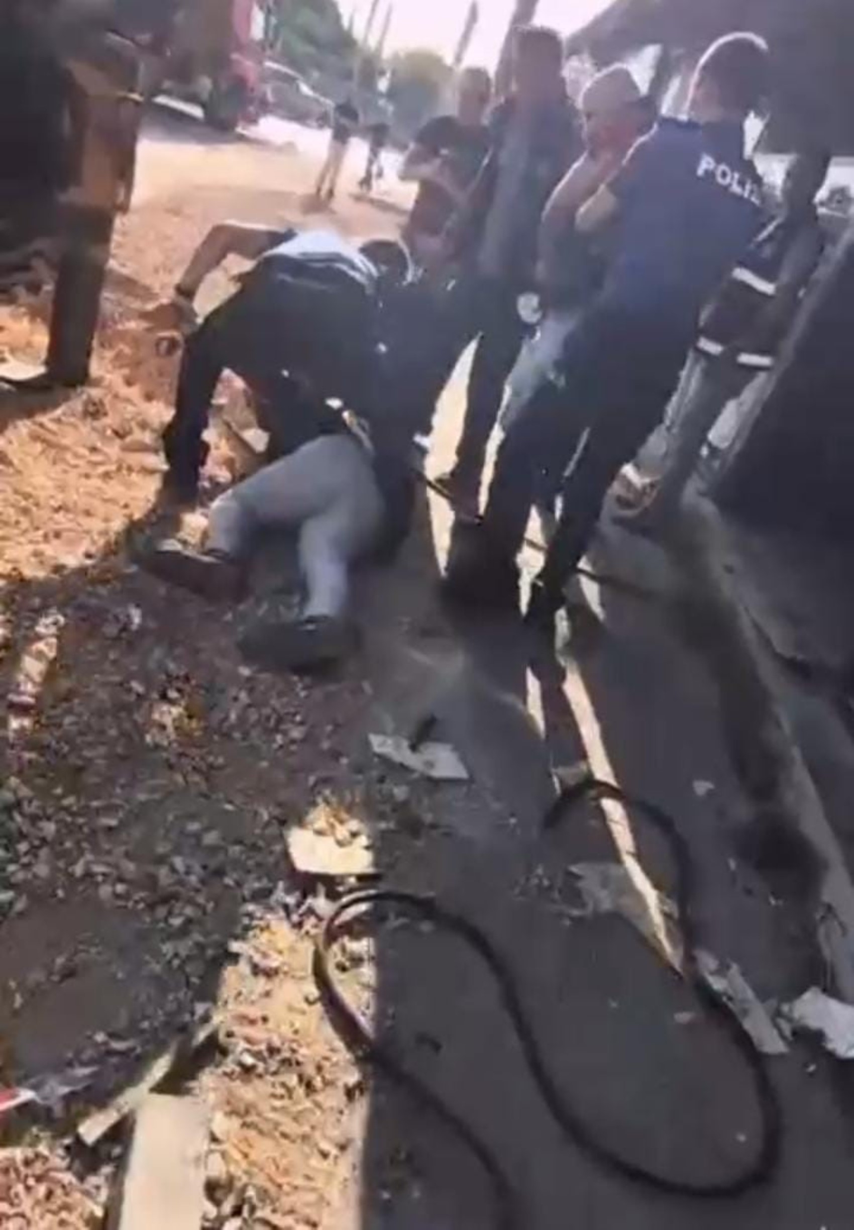 Kafeterya yıkımında ortalık karıştı: Bir polis yaralı