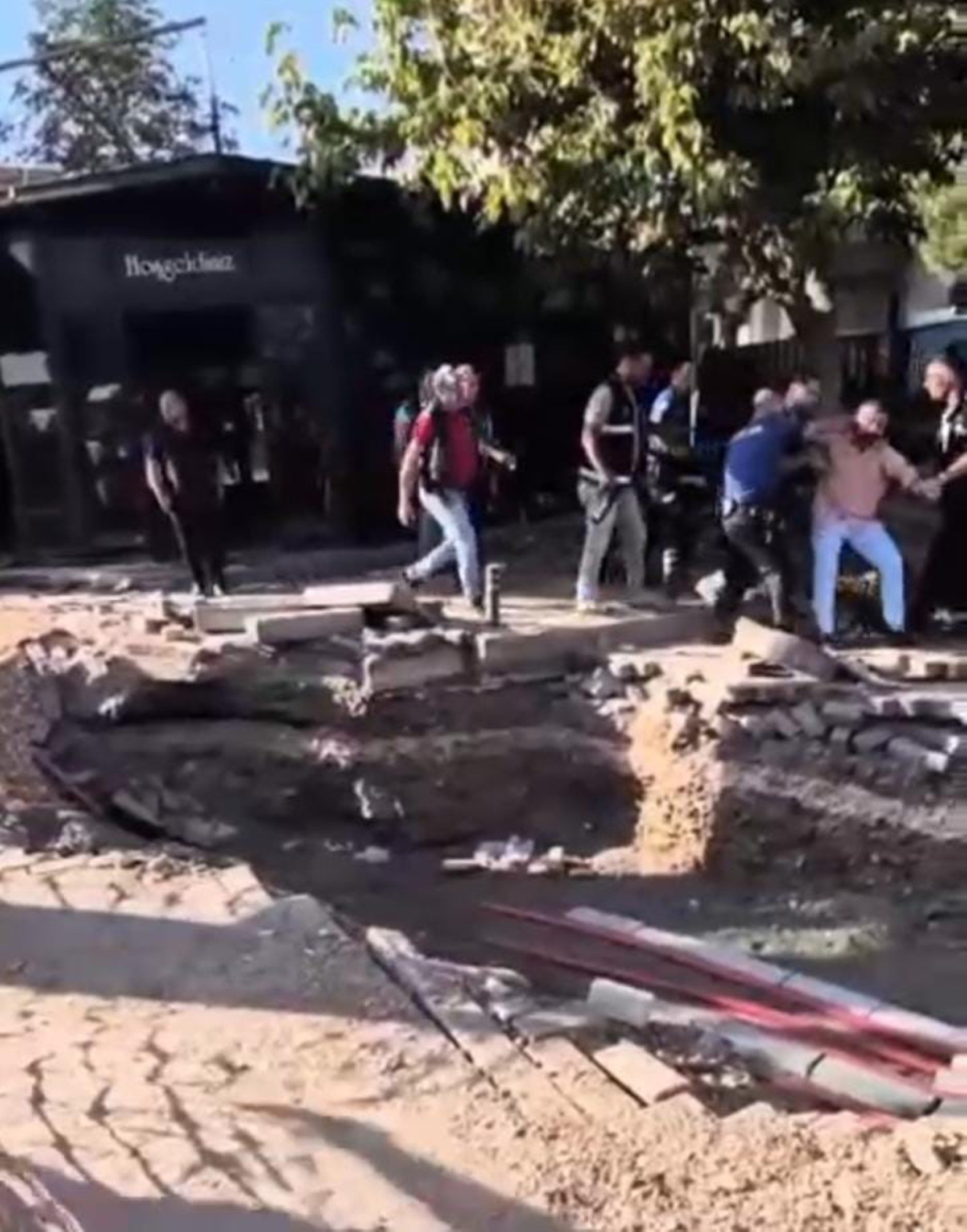 Kafeterya yıkımında ortalık karıştı: Bir polis yaralı