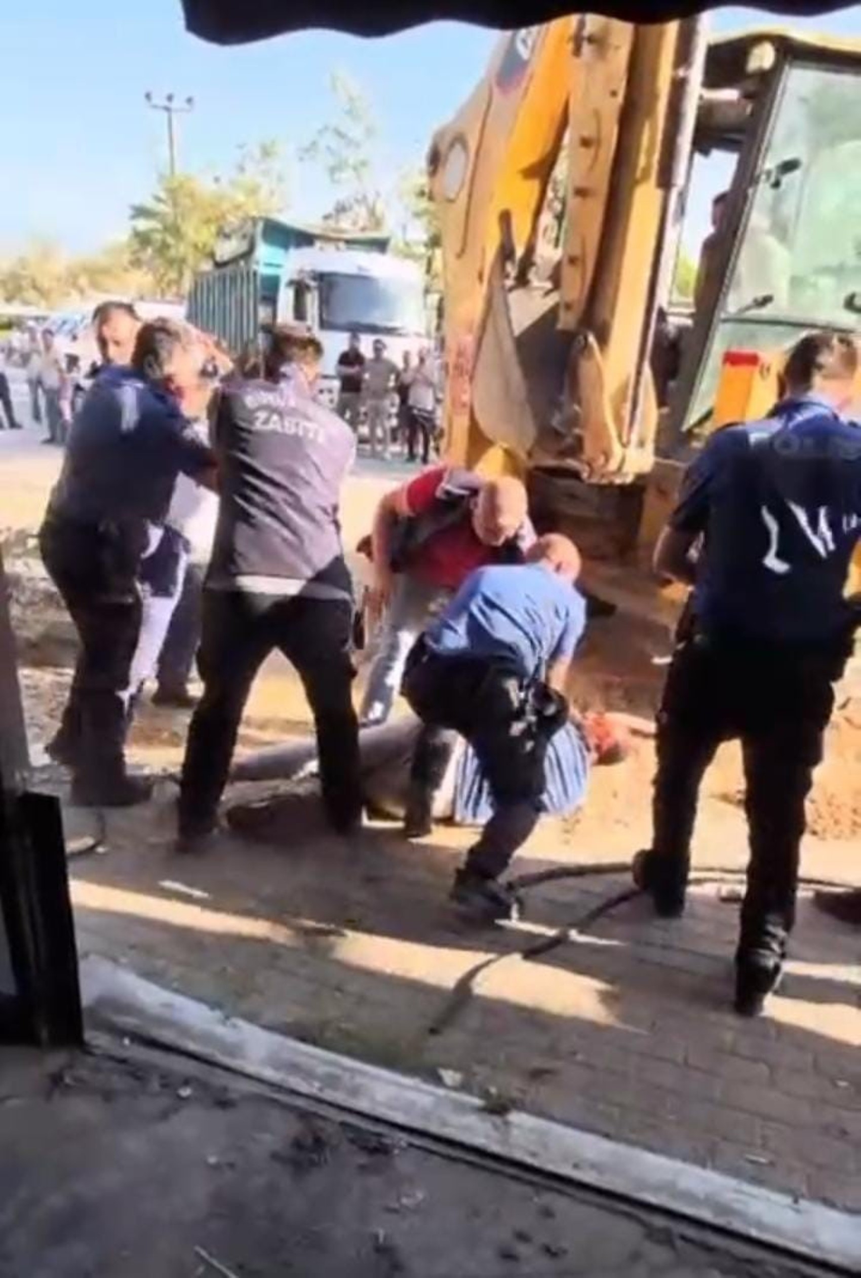Kafeterya yıkımında ortalık karıştı: Bir polis yaralı