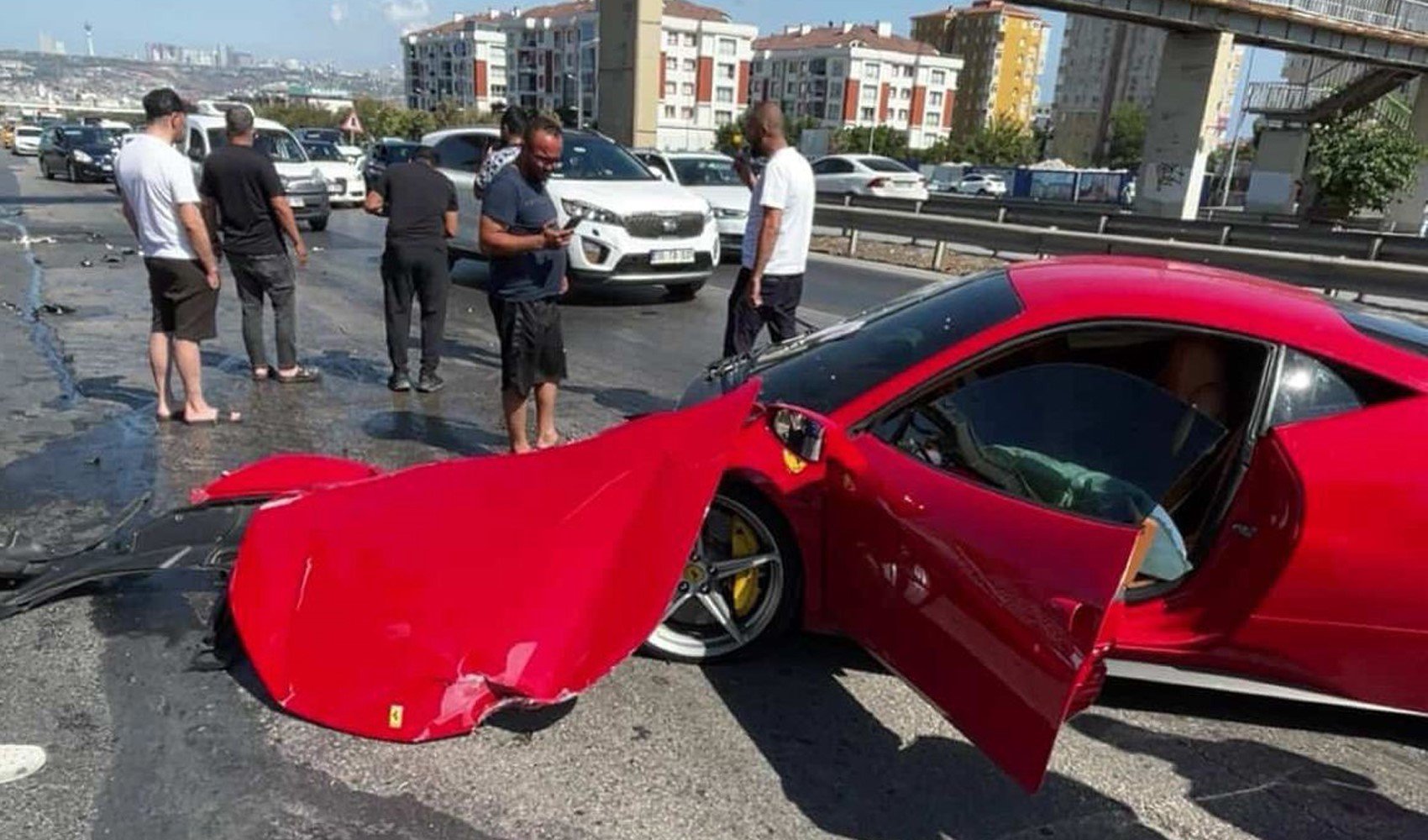 Kaza yapan 15 milyonluk Ferrari el değiştirdi: İşte yeni sahibi