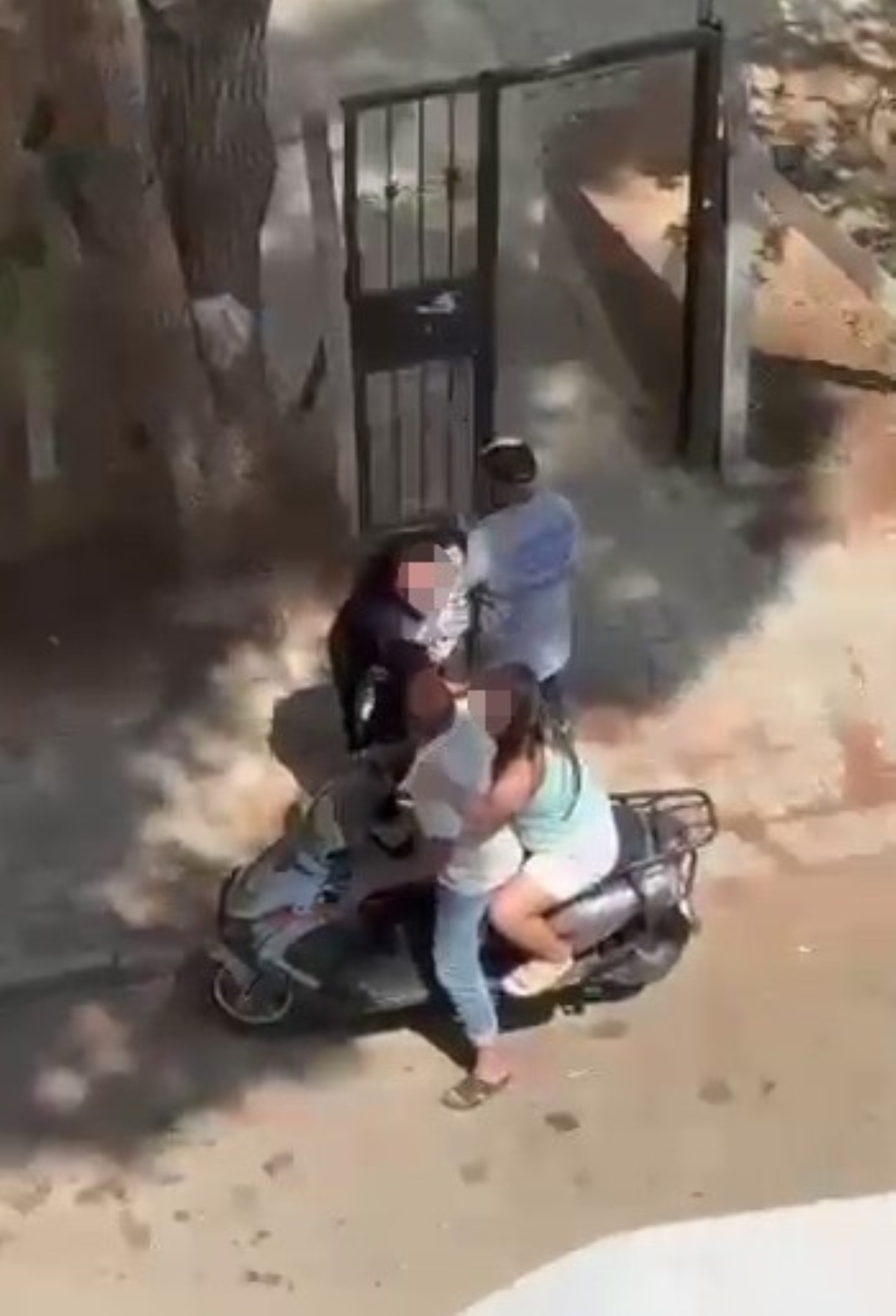 Sinir krizi geçiren anne bıçağa sarıldı: Kızını kovalamaya başladı