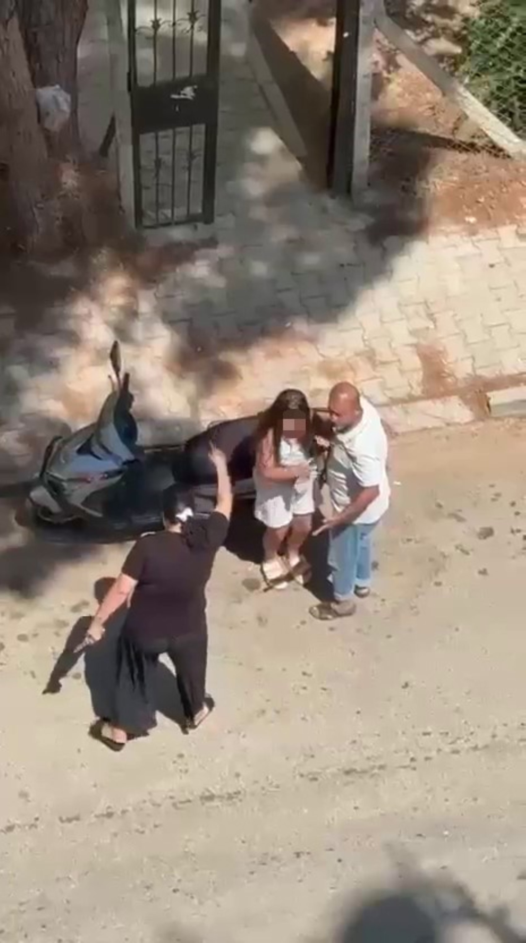 Sinir krizi geçiren anne bıçağa sarıldı: Kızını kovalamaya başladı