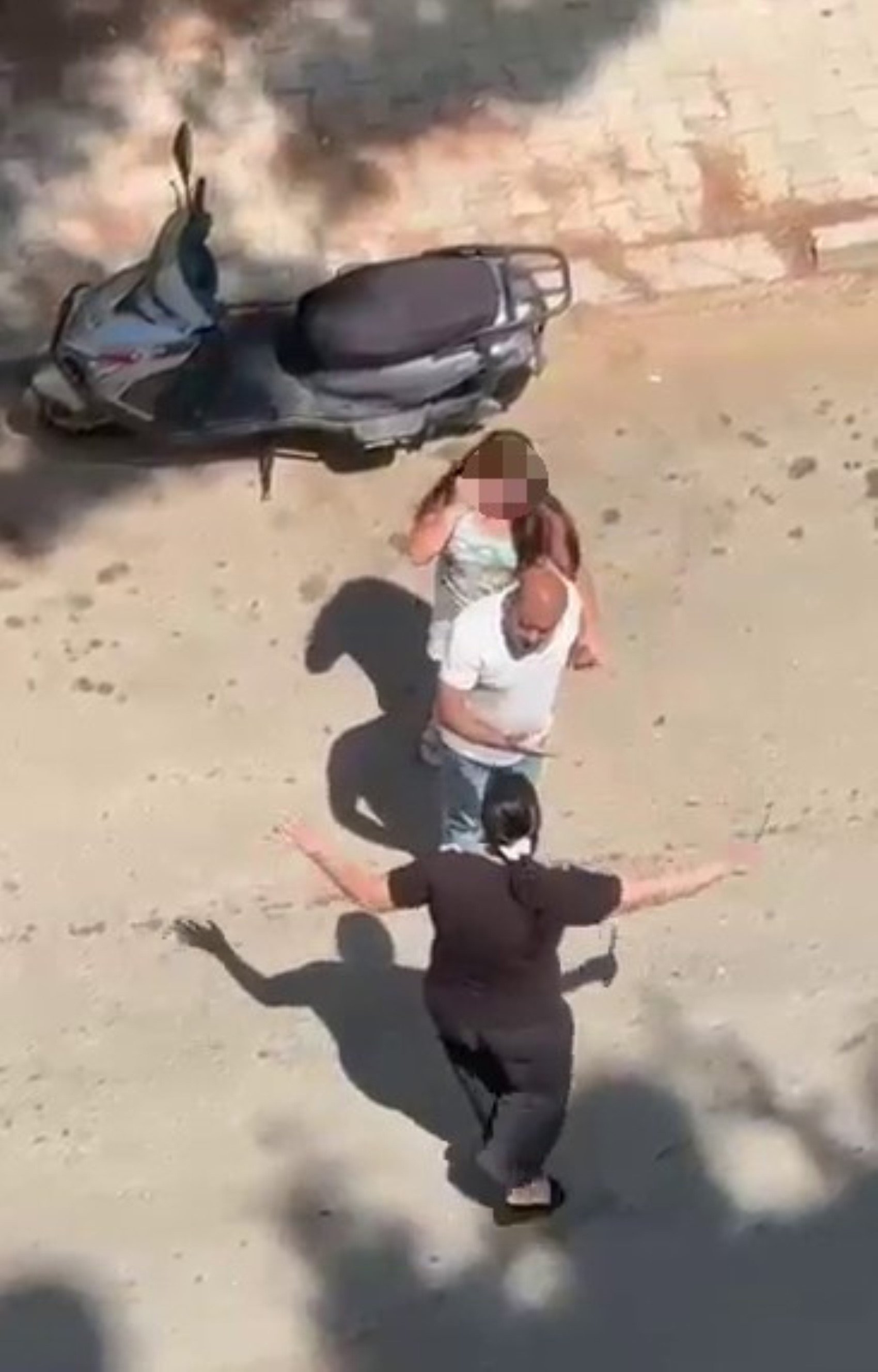 Sinir krizi geçiren anne bıçağa sarıldı: Kızını kovalamaya başladı