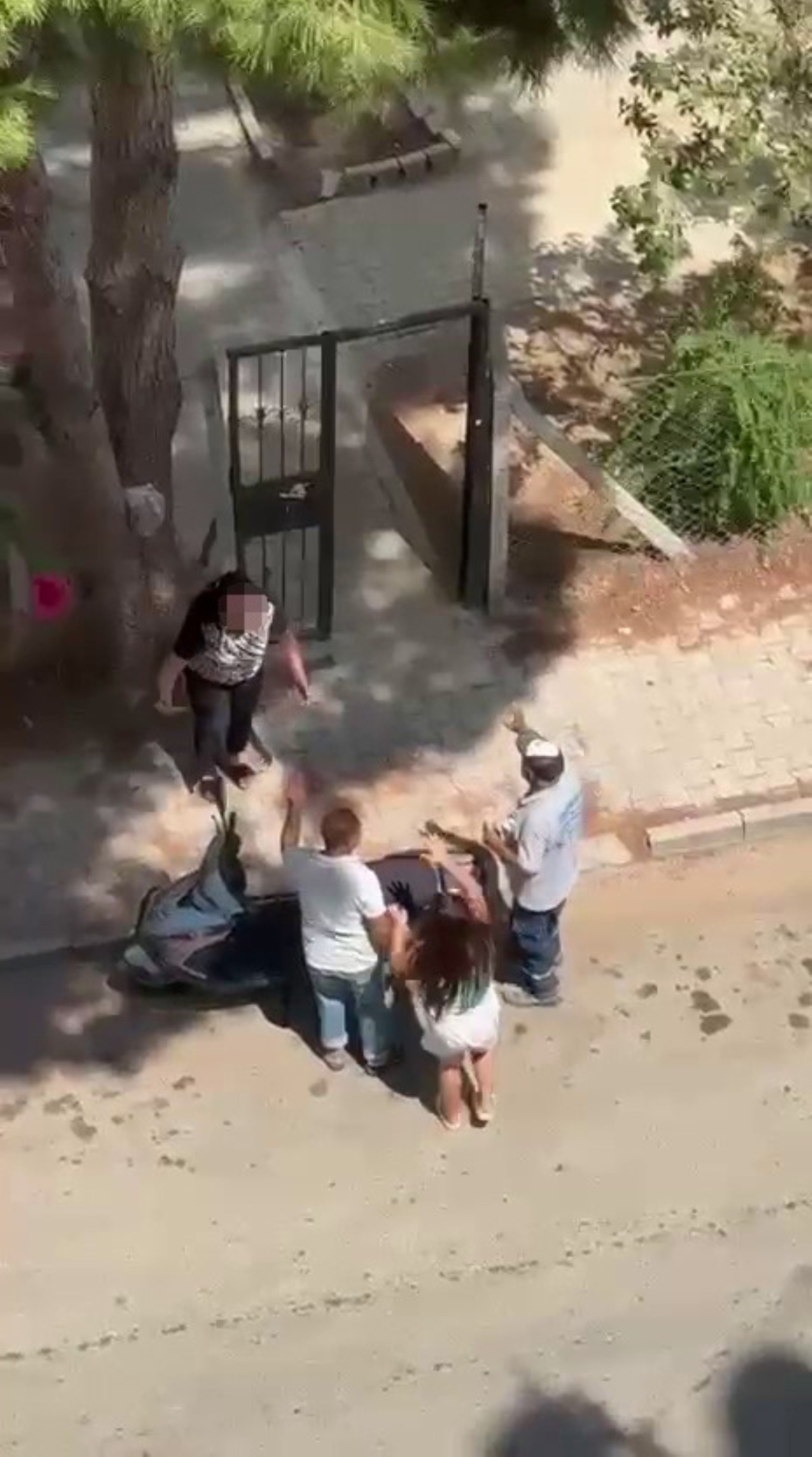 Sinir krizi geçiren anne bıçağa sarıldı: Kızını kovalamaya başladı