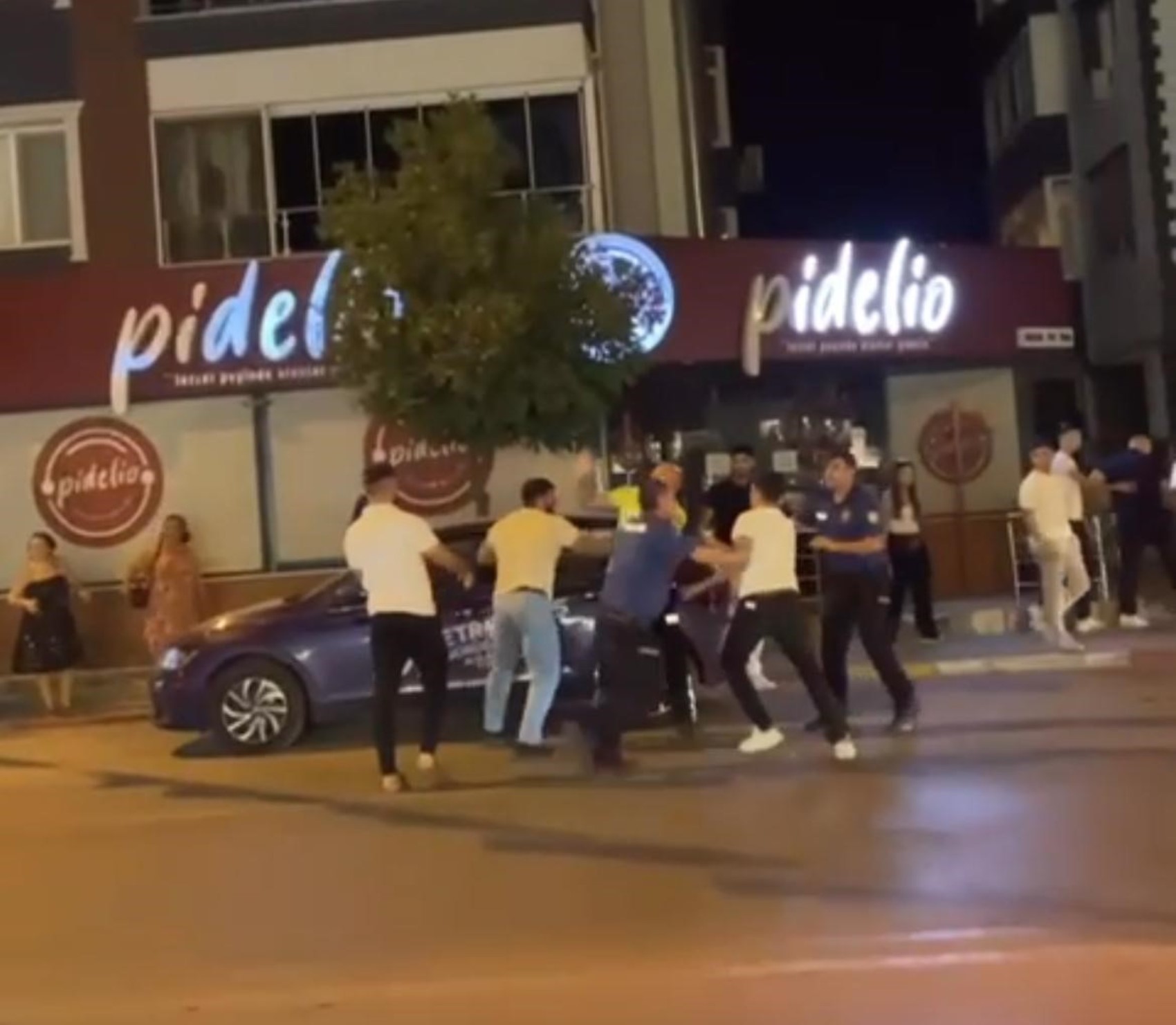 İzmir’de polise saldırı