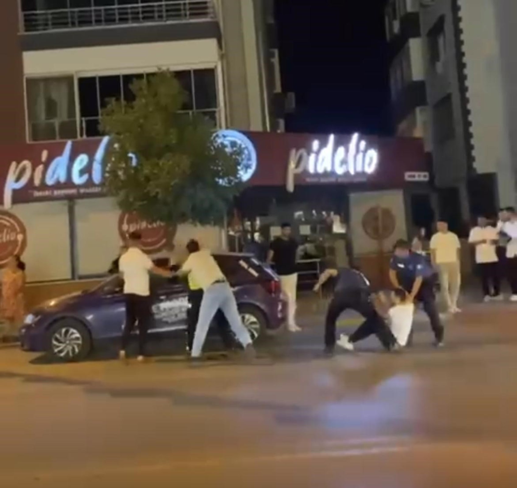 İzmir’de polise saldırı