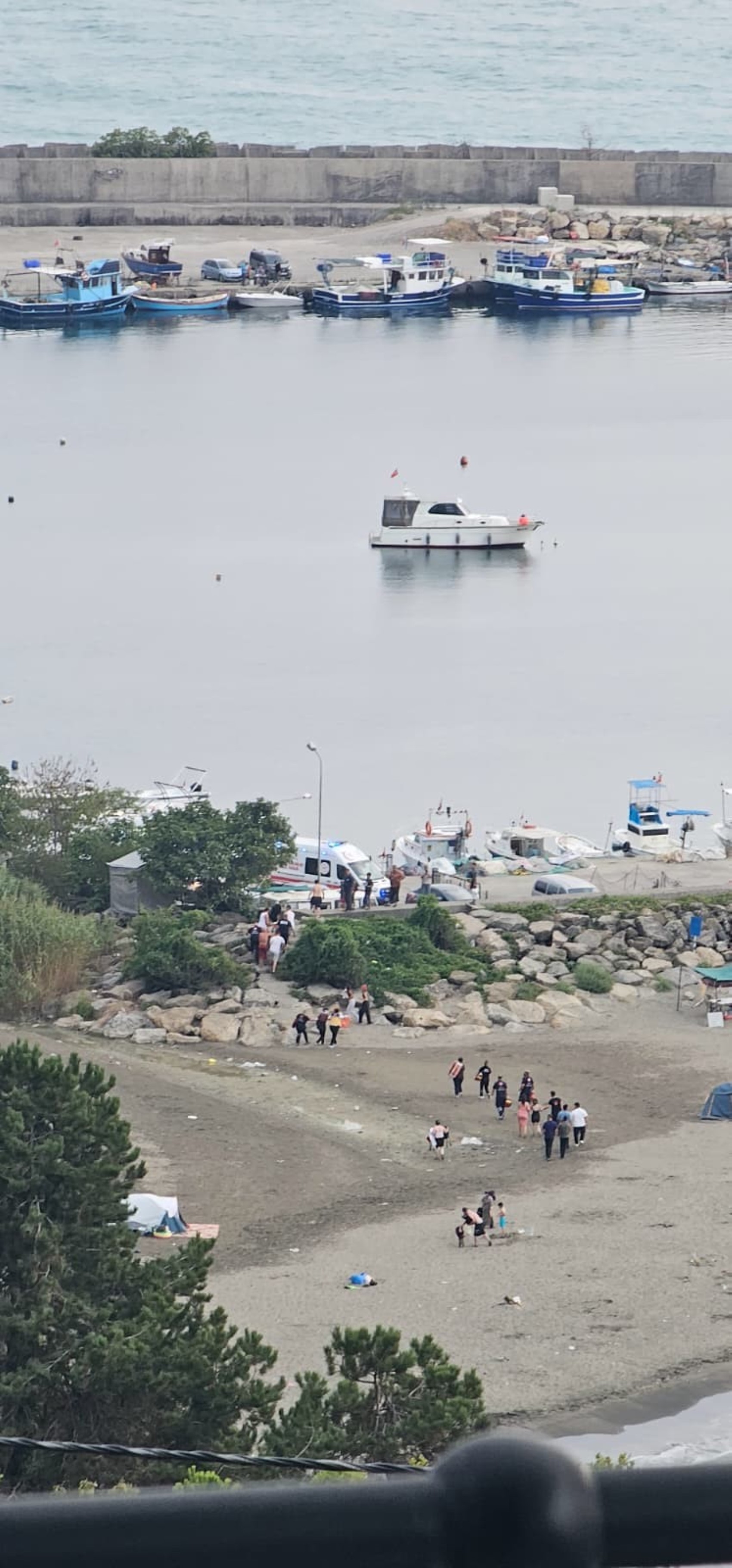 Boğulma tehlikesi geçiren 3 kadını vatandaşlar kurtardı: İnsan zinciri oluşturuldu