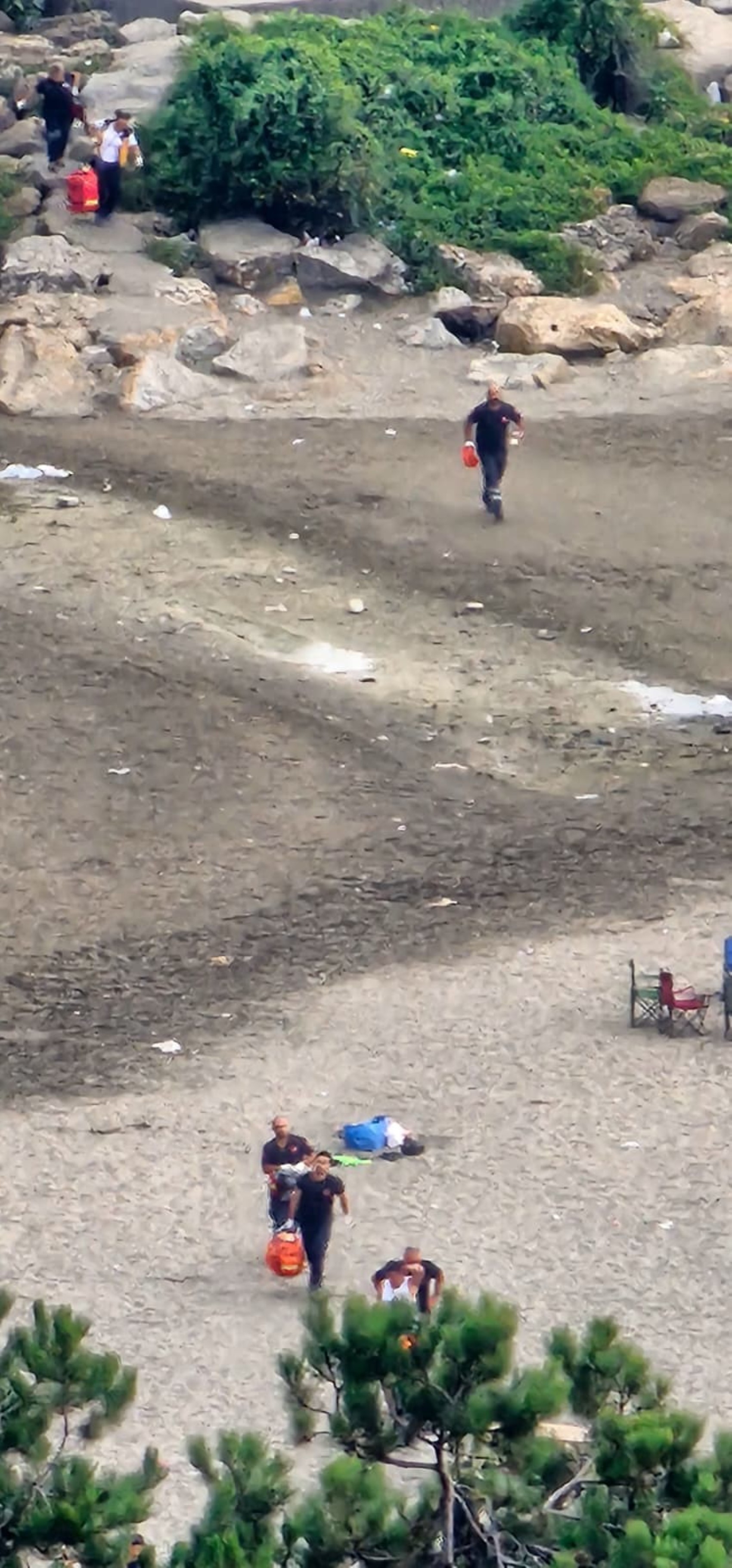 Boğulma tehlikesi geçiren 3 kadını vatandaşlar kurtardı: İnsan zinciri oluşturuldu