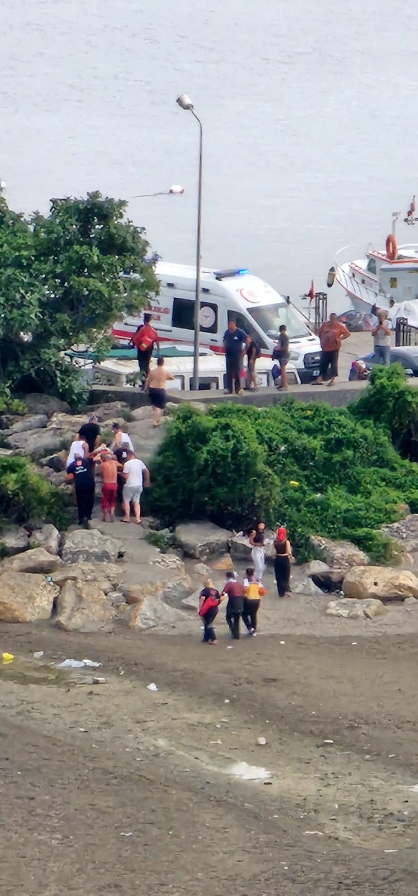 Boğulma tehlikesi geçiren 3 kadını vatandaşlar kurtardı: İnsan zinciri oluşturuldu