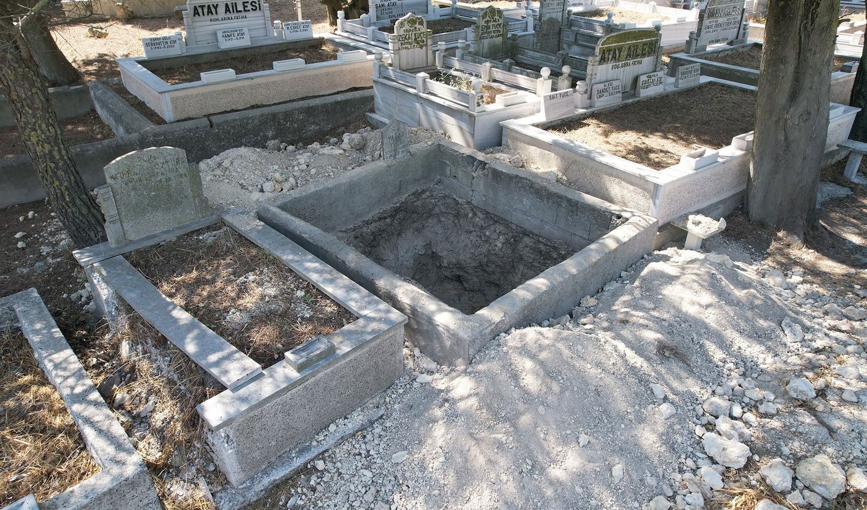 Arnavutköy'de mezar kazan definecilerden pişkin savunma! 'Kemikleri çalmadık, duruyor'