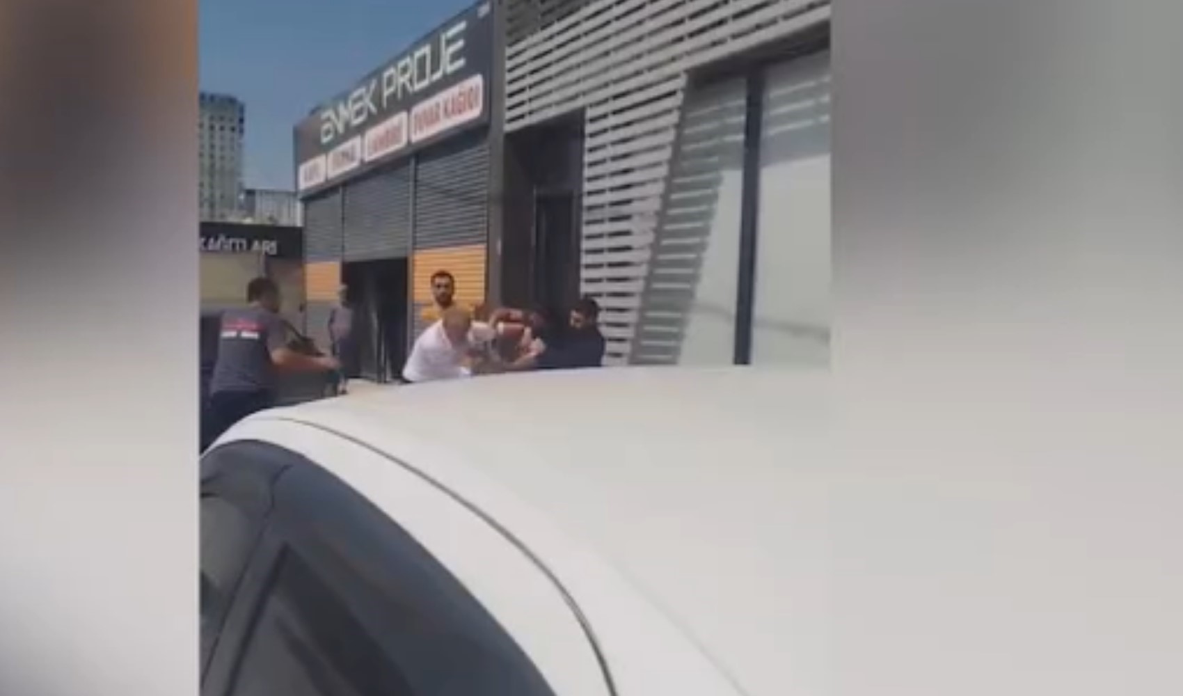 İlçe Başkan Yardımcısı bir boyacıyı demir çubukla darp etti: Silahla tehdit!