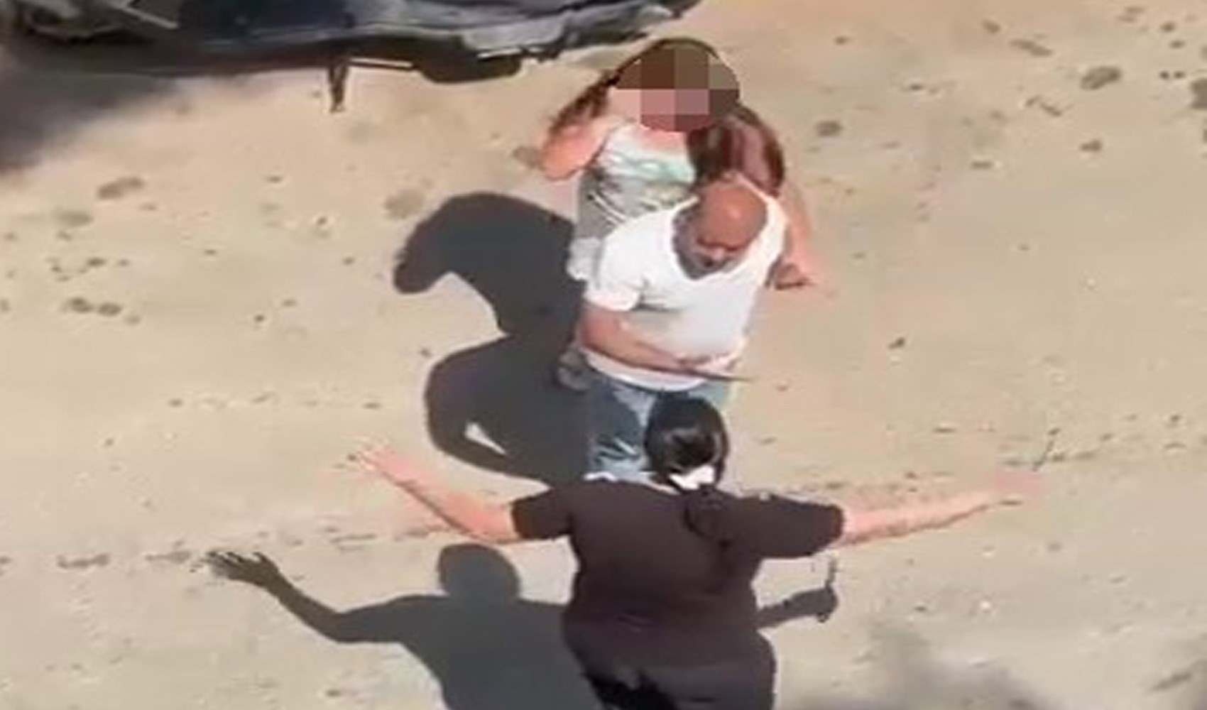 Sinir krizi geçiren anne bıçağa sarıldı Sinir krizi geçiren anne bıçağa sarıldı