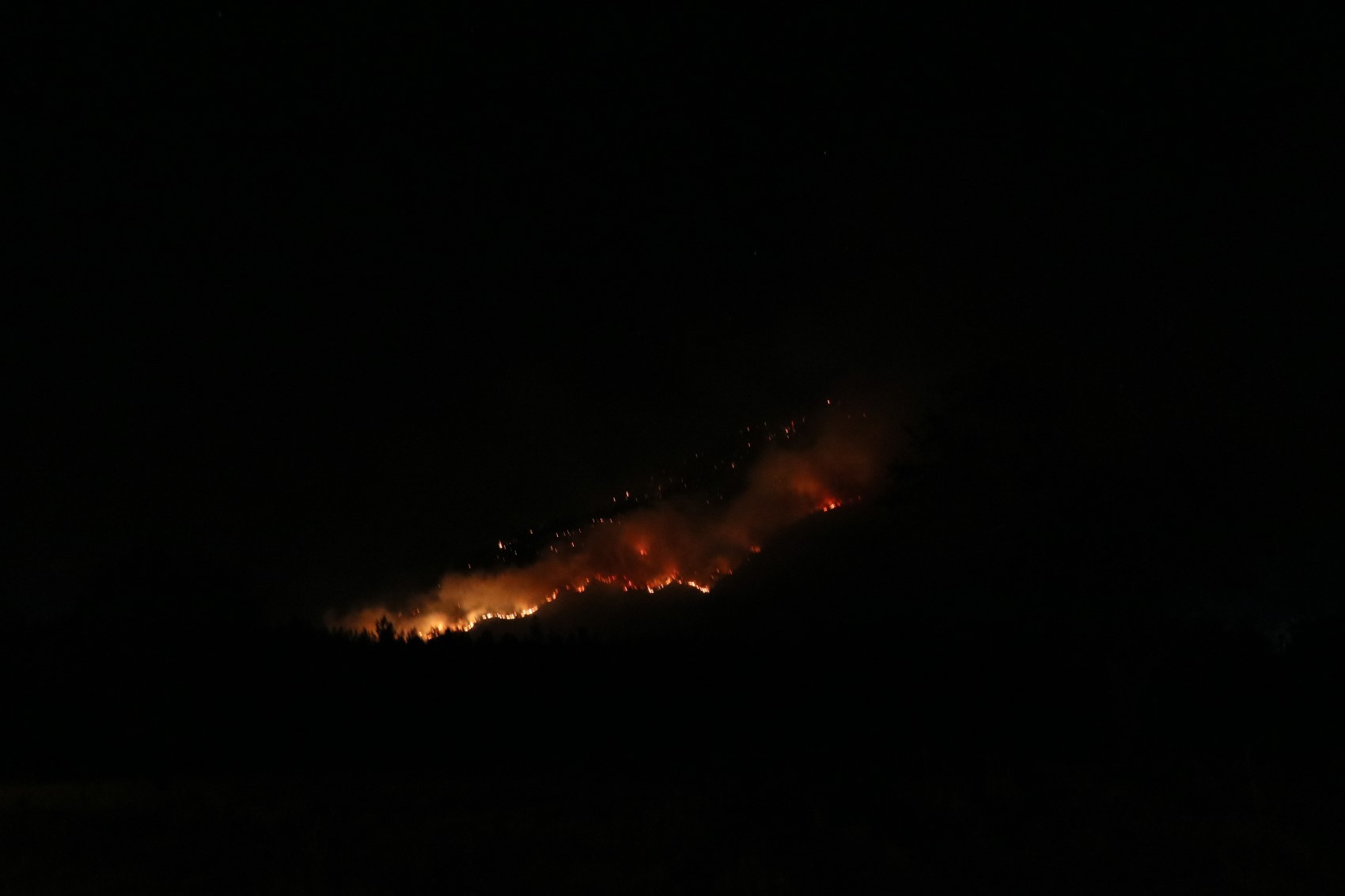 Denizli’de orman yangınına gece karadan müdahale sürüyor