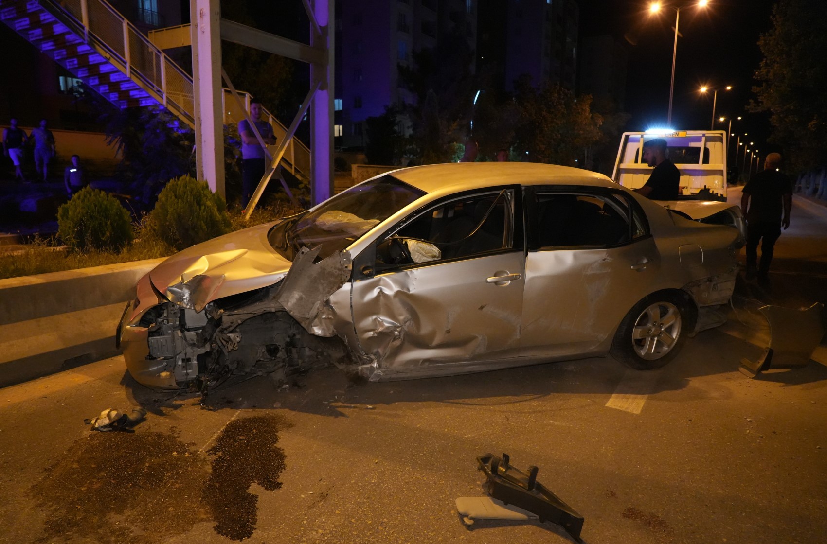 Hurdaya dönen araçta yaşanan mucize, üçü de sağ çıkarıldı