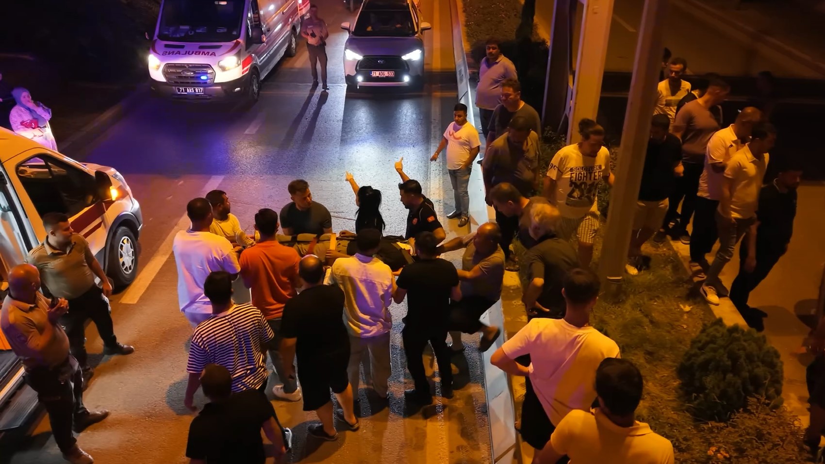 Hurdaya dönen araçta yaşanan mucize, üçü de sağ çıkarıldı